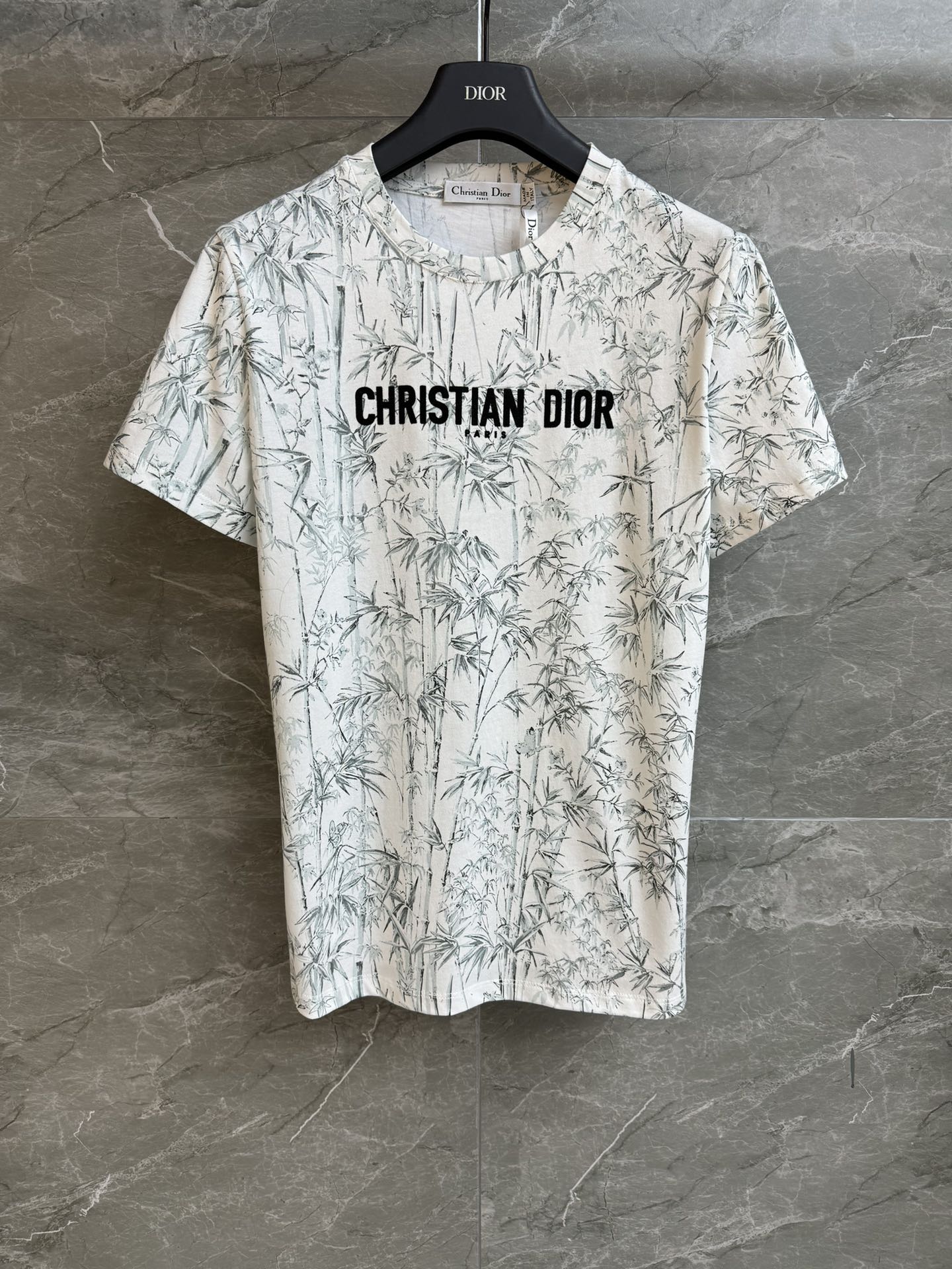 NO:334187,New summer models are available. D-home bamboo printed T-shirt. New 2025 summer products. Round neckline design. Full bamboo printed pattern. Three-dimensional flocking logo embellishment. Retro and high-end imported cotton fabric. Comfortable and skin-friendly. Normal style. Slim and temperament on the upper body. Full trademark. Size SML,,dior,tees, t-shirt,alexander wang.19860909夏季新款上新啦 D家竹子印花T恤 2025夏季新品 圆领领口设计 满幅竹子印花图案 立体植绒logo点缀 复古又高级 进口纯棉面料 舒适亲肤 正常版型 上身显瘦又气质 商标齐全 尺码SML,,dior,tees，t-shirt,alexander wang,Women's clothing