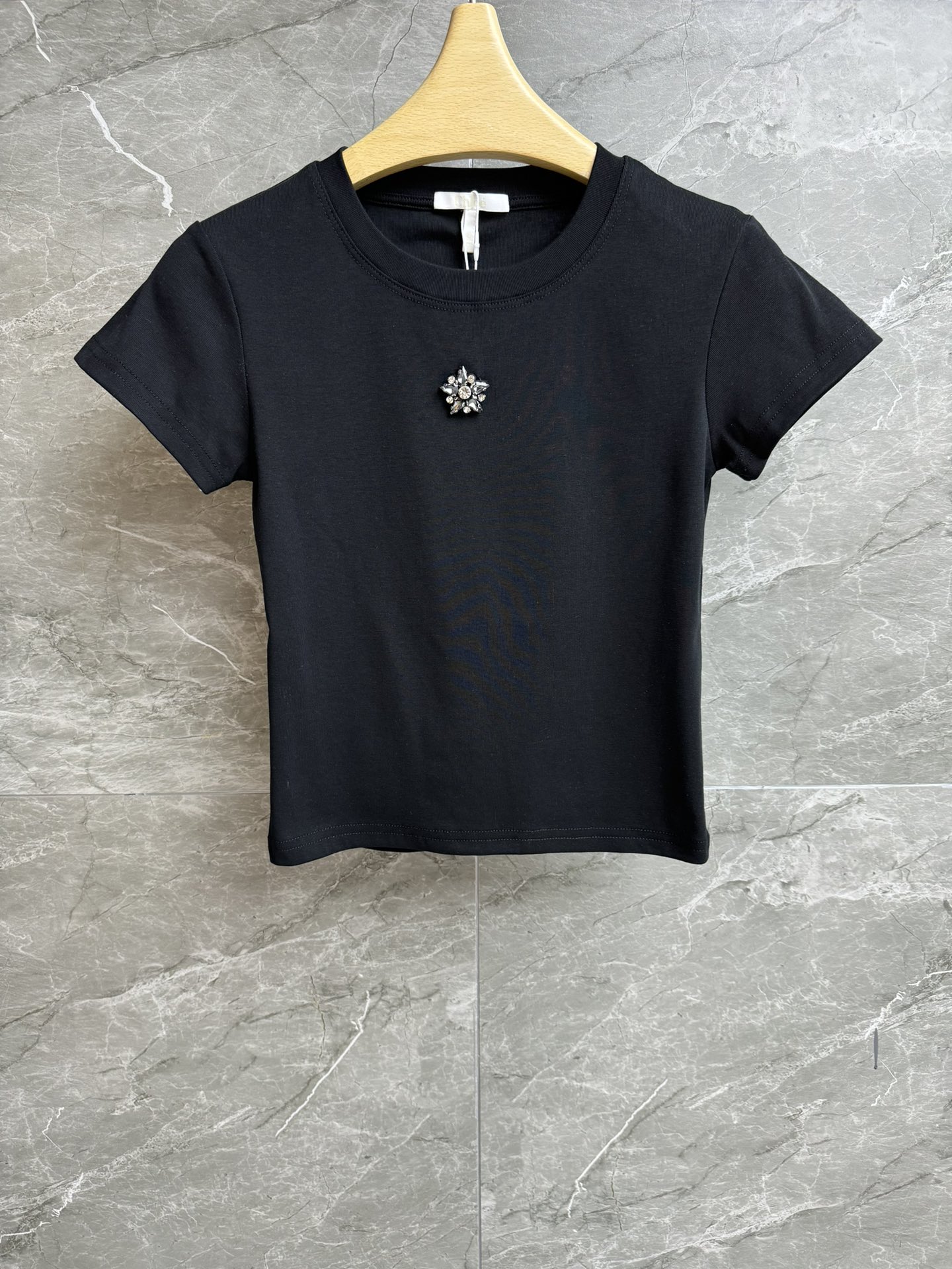 NO:334189,New summer models are available. Chloe diamond-set T-shirt 2025 spring and summer series. Round neckline design. Five-pointed star beads and diamond embellishments. Exquisite and fashionable. Imported cotton fabric. Comfortable and skin-friendly and breathable. Slim fit style. Slim and versatile. Full trademark. Size SML,,chloe,loewe,tees, t-shirt,alexander wang.19860909夏季新款上新啦 Chloe镶钻T恤 2025春夏系列 圆领领口设计 五角星钉珠镶钻点缀 精致时髦减龄 进口纯棉面料 舒适亲肤透气 修身版型 上身显瘦又百搭 商标齐全 尺码SML,,chloe,loewe,tees，t-shirt,alexander wang,Women's clothing