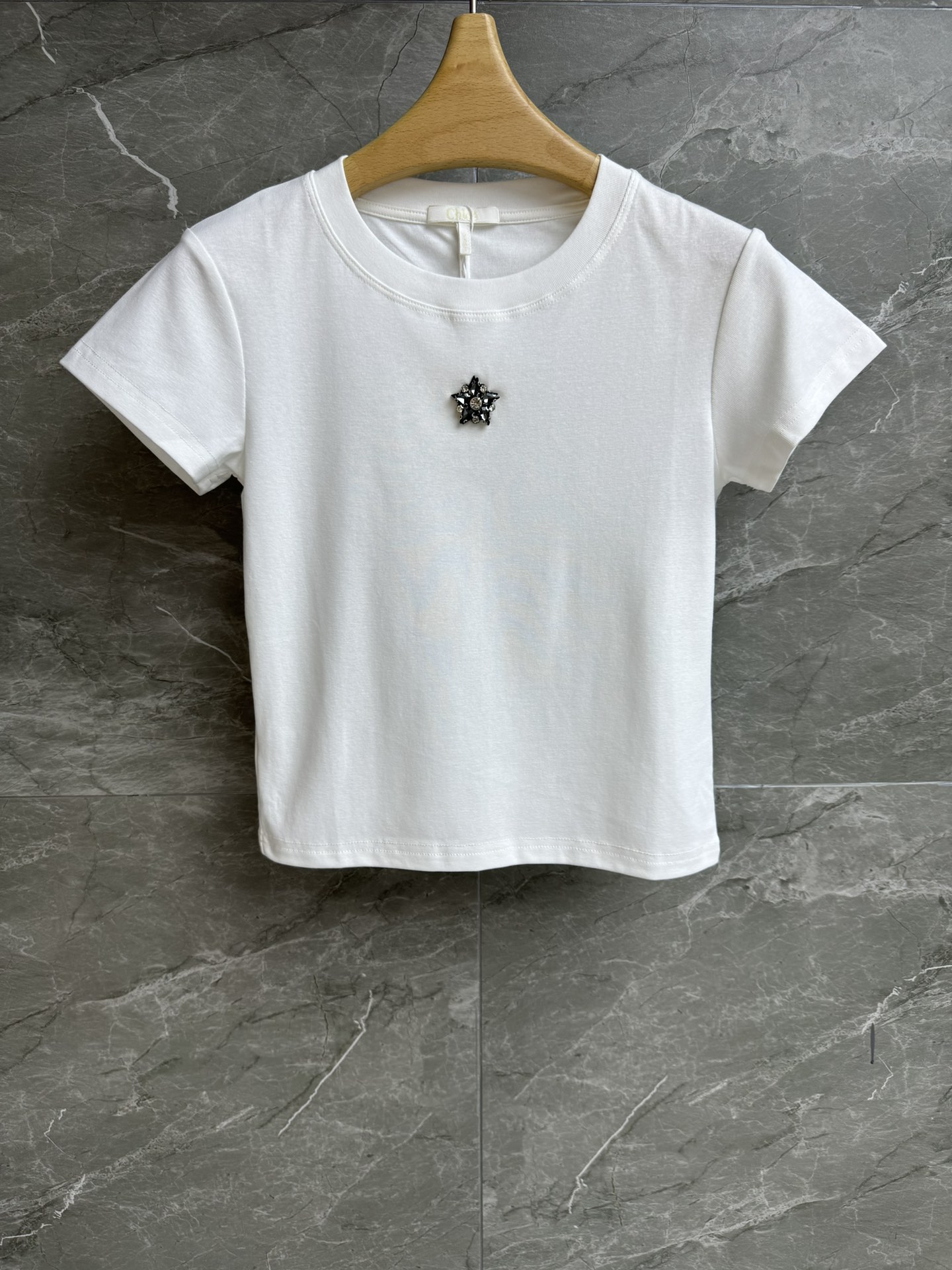 NO:334190,New summer models are available. Chloe diamond-set T-shirt 2025 spring and summer series. Round neckline design. Five-pointed star beads and diamond embellishments. Exquisite and fashionable. Imported cotton fabric. Comfortable and skin-friendly and breathable. Slim fit style. Slim and versatile. Full trademark. Size SMl,,chloe,loewe,tees, t-shirt,alexander wang.19860909夏季新款上新啦 Chloe镶钻T恤 2025春夏系列 圆领领口设计 五角星钉珠镶钻点缀 精致时髦减龄 进口纯棉面料 舒适亲肤透气 修身版型 上身显瘦又百搭 商标齐全 尺码SMl,,chloe,loewe,tees，t-shirt,alexander wang,Women's clothing