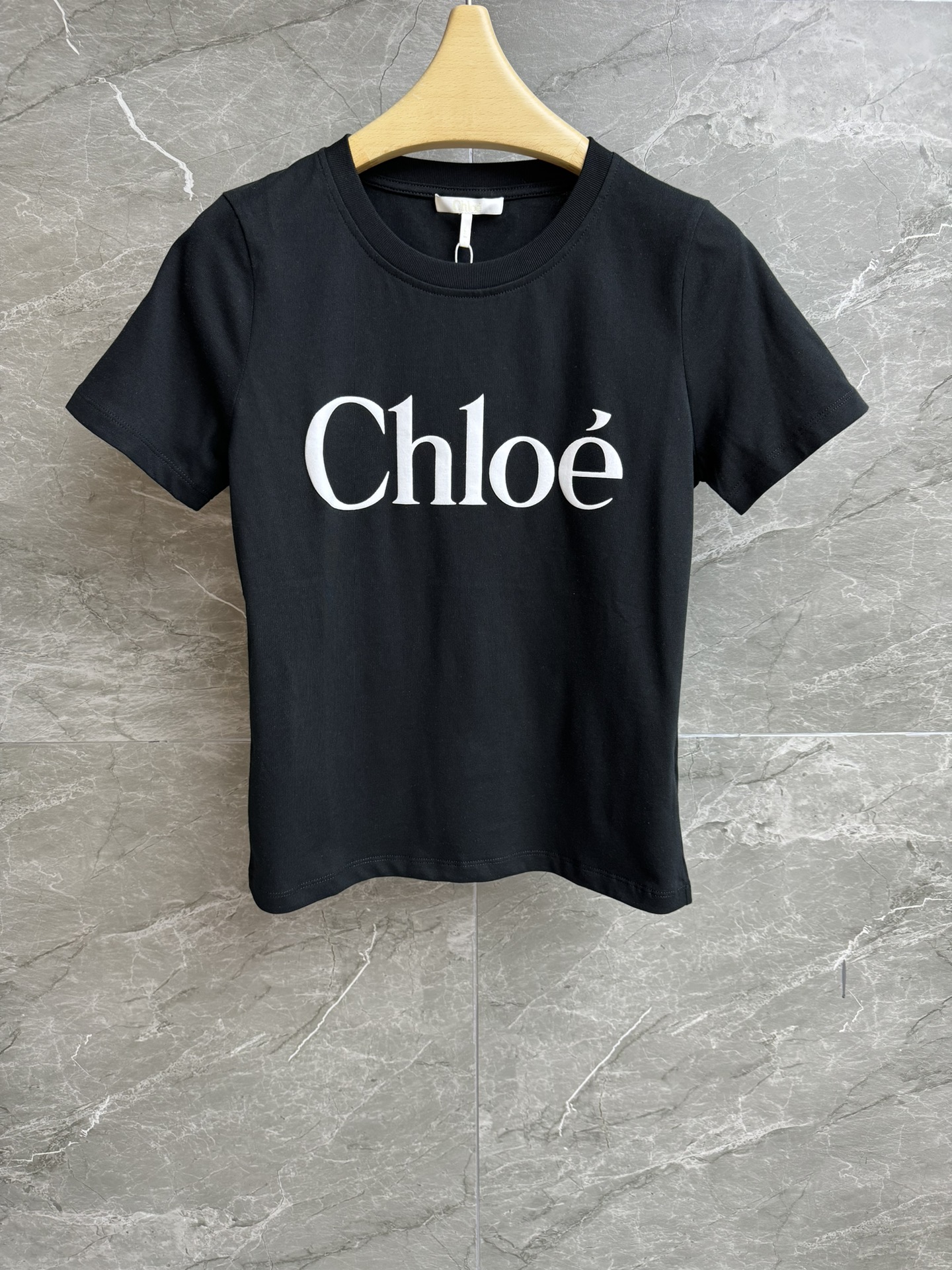 NO:334191,New summer models are available. Chloe letter printed T-shirt 2025 spring and summer series. Round neckline design. Classic letter printed pattern. Simple and fashionable. Imported cotton fabric. Comfortable and skin-friendly and breathable. Slim fit style. Slim and versatile. Full trademark. Size SML,,chloe,loewe,tees, t-shirt,alexander wang.19860909夏季新款上新啦 Chloe字母印花T恤 2025春夏系列 圆领领口设计 经典字母印花图案 简约时髦高级 进口纯棉面料 舒适亲肤透气 修身版型 上身显瘦又百搭 商标齐全 尺码SML,,chloe,loewe,tees，t-shirt,alexander wang,Women's clothing