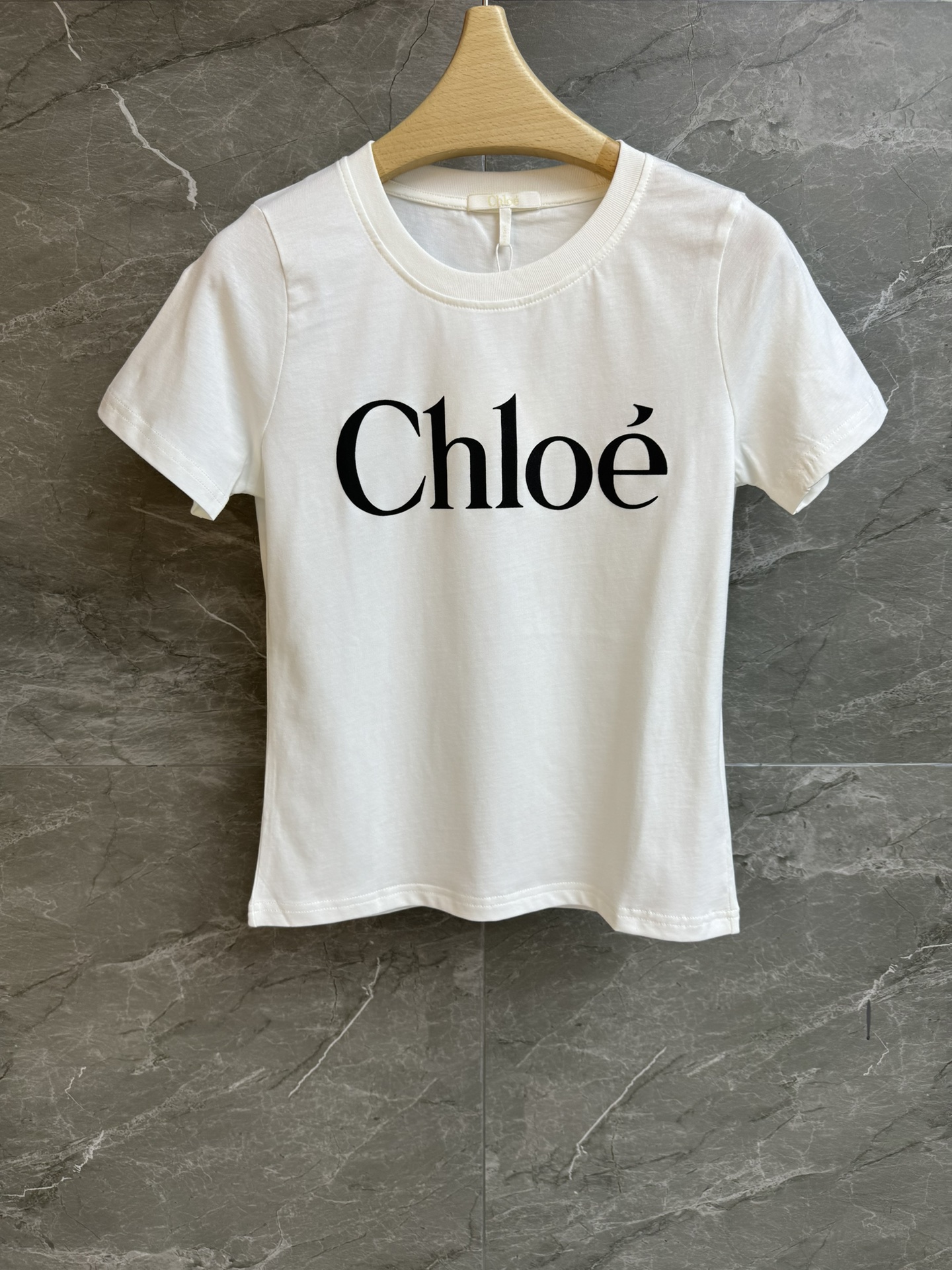 NO:334192,New summer models are available. Chloe letter printed T-shirt 2025 spring and summer series. Round neckline design. Classic letter printed pattern. Simple and fashionable. Imported cotton fabric. Comfortable, skin-friendly and breathable. Normal style. Slim and versatile. Full trademark. Size SML,,chloe,loewe,tees, t-shirt,alexander wang.19860909夏季新款上新啦 Chloe字母印花T恤 2025春夏系列 圆领领口设计 经典字母印花图案 简约时髦高级 进口纯棉面料 舒适亲肤透气 正常版型 上身显瘦又百搭 商标齐全 尺码SML,,chloe,loewe,tees，t-shirt,alexander wang,Women's clothing