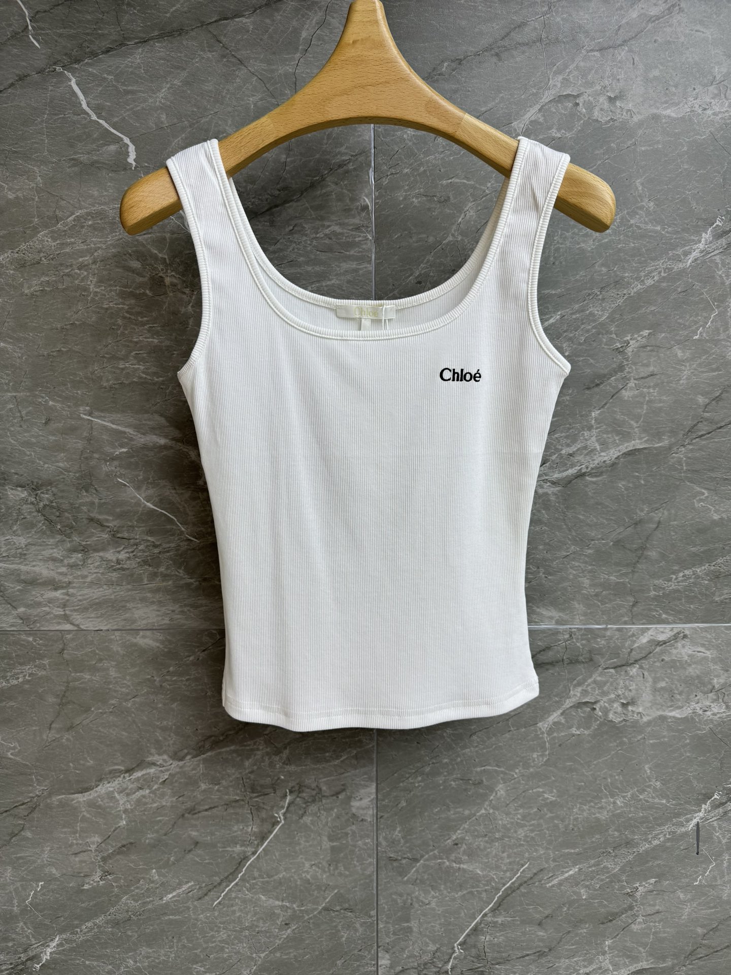 NO:334195,New summer models are available. Chloe letter embroidered vest. 2025 spring and summer series. Versatile U-shaped neckline. Classic logo embroidery. Simple and high-end imported pure cotton fabric. Comfortable and skin-friendly and breathable. Elastic slim fit. The upper body looks slim and versatile. Full trademark. Size SML, chloe, loewe, alexander wang.19860909夏季新款上新啦 Chloe字母刺绣背心 2025春夏系列 百搭U字领领口 经典徽标刺绣点缀 简约高级 进口纯棉面料 舒适亲肤透气 弹力修身版型 上身显瘦又百搭 商标齐全 尺码SML,,chloe,loewe,alexander wang,Women's clothing