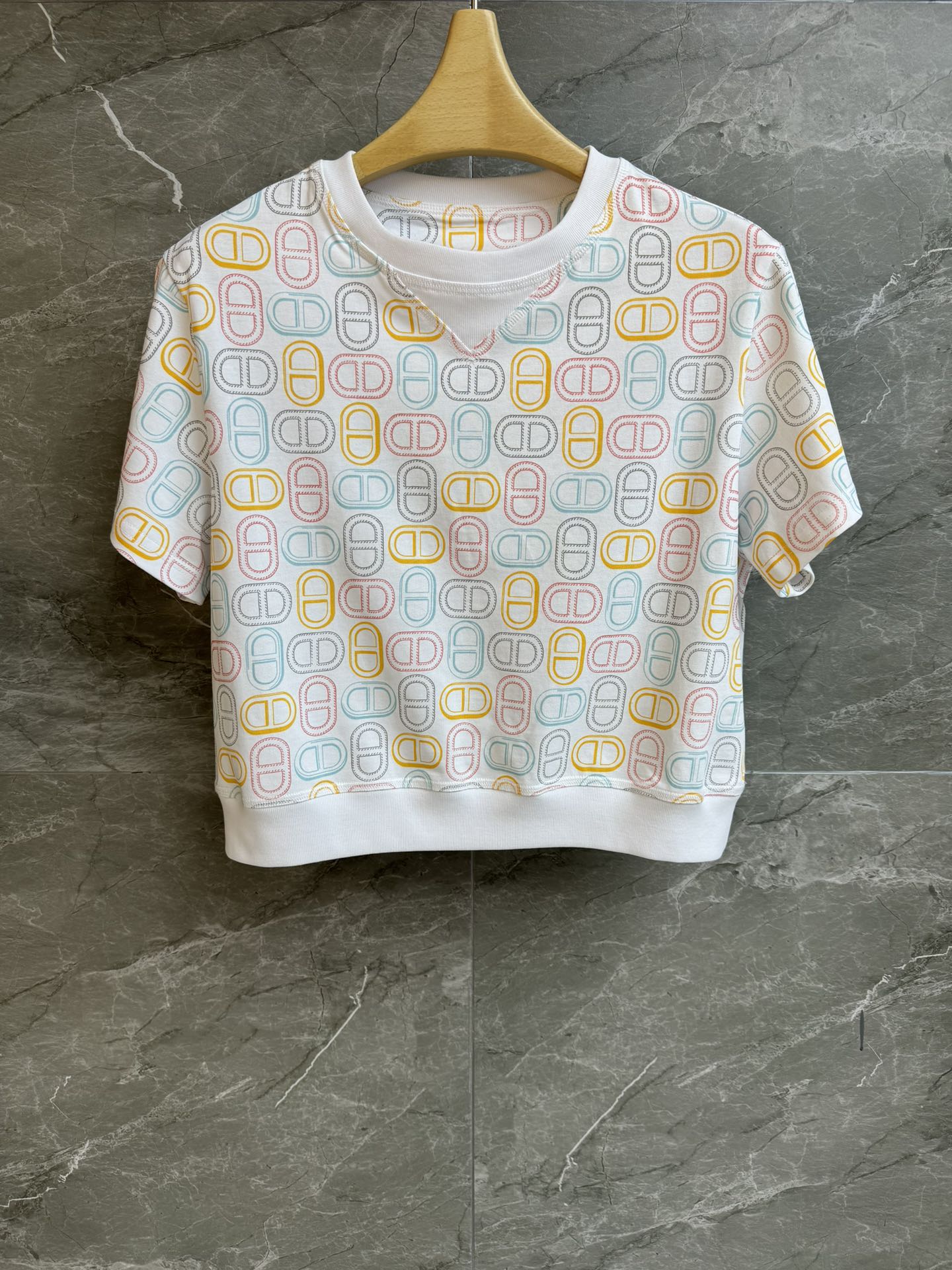 NO:334198,New summer models are shipped. H family pig nose printed T-shirt. Spring and summer 2025 series. Round neck ribbed neckline. Color pig nose printed pattern. Casual age-reducing. Imported pure cotton fabric. Comfortable and skin-friendly. Loose style. The upper body looks slim and versatile. Full trademark. Size SML,,tees, t-shirt,alexander wang.19860909夏季新款出货啦 H家猪鼻子印花T恤 2025春夏系列 圆领罗纹领口 彩色猪鼻子印花图案 休闲减龄高级 进口纯棉面料 舒适亲肤 宽松版型 上身显瘦又百搭 商标齐全 尺码SML,,tees，t-shirt,alexander wang,Women's clothing