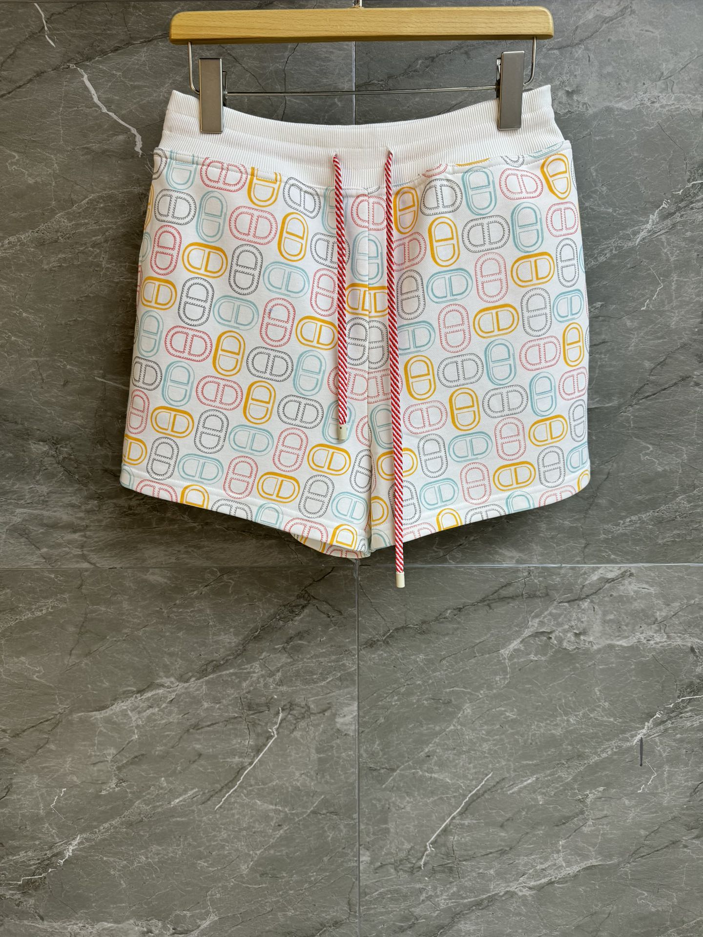 NO:334201,New summer models are shipped. H family pig nose casual shorts 2025 spring and summer series. Waist drawstring strap design. Color pig nose print pattern. Casual age-reducing high-end imported cotton fabric. Comfortable and skin-friendly. Casual shorts style. The upper body looks slim and versatile. Full trademark. Size SML, shorts, alexander wang.19860909夏季新款出货啦 H家猪鼻子休闲短裤 2025春夏系列 腰头抽绳绑带设计 彩色猪鼻子印花图案 休闲减龄高级 进口纯棉面料 舒适亲肤 休闲短裤版型 上身显瘦又百搭 商标齐全 尺码SML,,shorts,alexander wang,Women's clothing