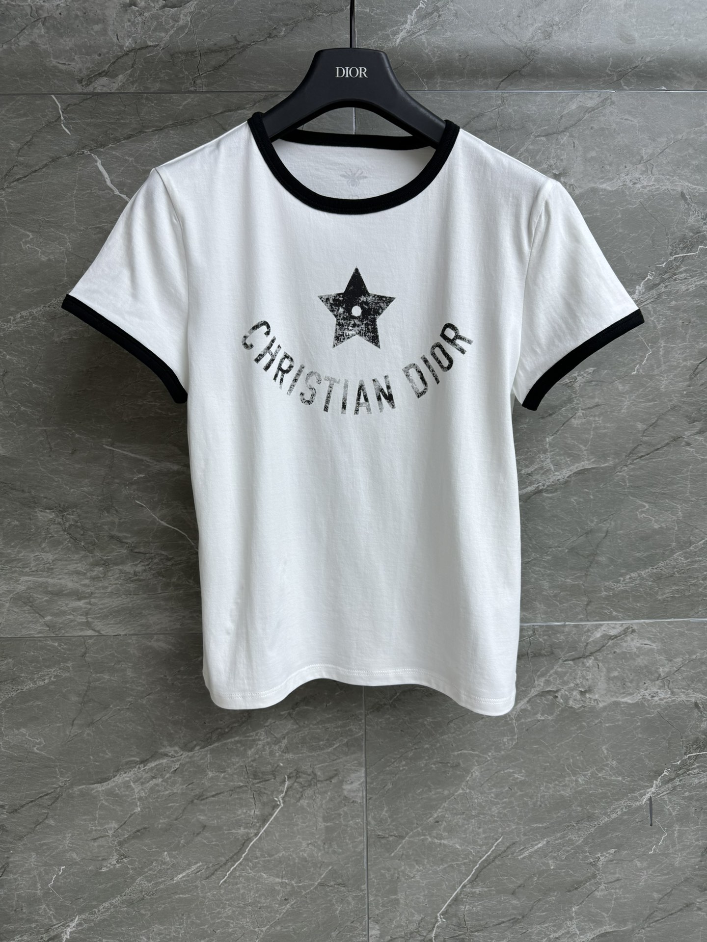 NO:335069,New summer models are available. D family lucky star printed T-shirt 2025 spring and summer series. Contrast color edge design. Lucky star logo printed pattern. Color matching is age-reducing and fashionable. Customized pure cotton fabric. Light, comfortable and breathable. Normal style. The upper body looks slim and versatile. Full trademark. Size SML,,dior,tees, t-shirt,alexander wang.19860909夏季新款上新啦 D家幸运星印花T恤 2025春夏系列 撞色包边设计 幸运星logo印花图案 配色减龄时髦 定制纯棉面料 轻薄舒适透气 正常版型 上身显瘦又百搭 商标齐全 尺码SML,,dior,tees，t-shirt,alexander wang,Women's clothing