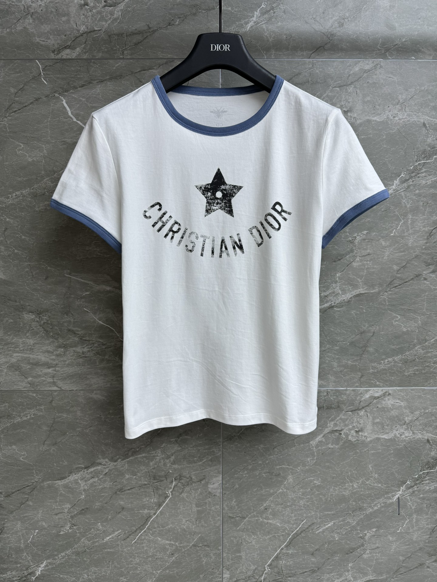 NO:335074,New summer models are available. D family lucky star printed T-shirt 2025 spring and summer series. Contrast color edge design. Lucky star logo printed pattern. Color matching is age-reducing and fashionable. Customized pure cotton fabric. Light, comfortable and breathable. Normal style. The upper body looks slim and versatile. Full trademark. Size SML,,dior,tees, t-shirt,alexander wang.19860909夏季新款上新啦 D家幸运星印花T恤 2025春夏系列 撞色包边设计 幸运星logo印花图案 配色减龄时髦 定制纯棉面料 轻薄舒适透气 正常版型 上身显瘦又百搭 商标齐全 尺码SML,,dior,tees，t-shirt,alexander wang,Women's clothing