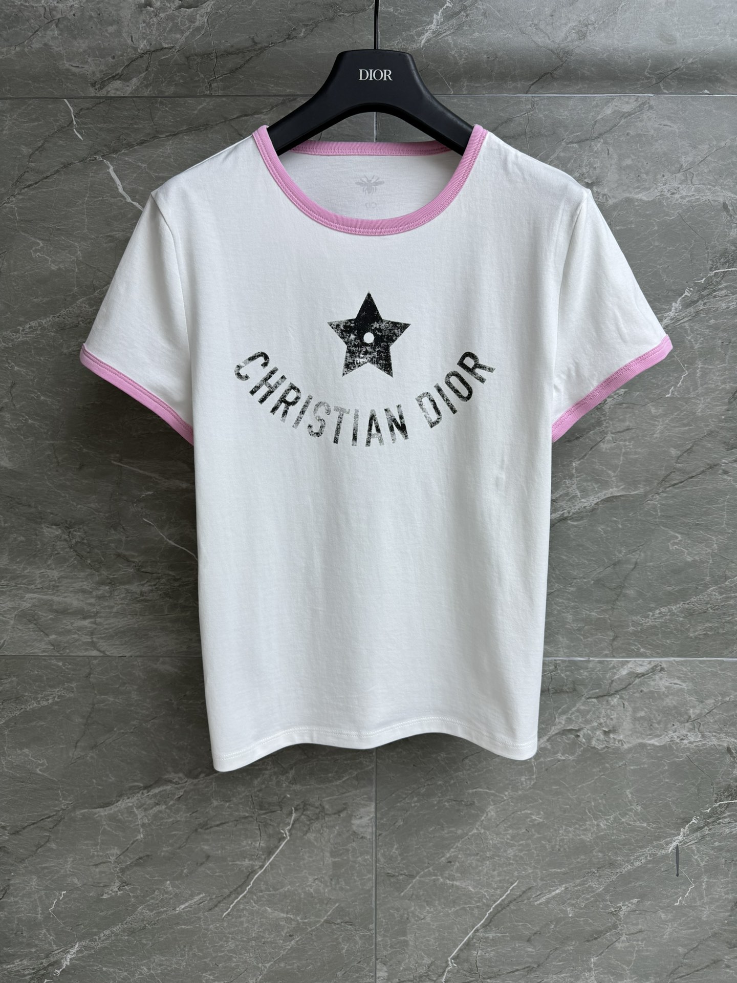 NO:335077,New summer models are available. D family lucky star printed T-shirt 2025 spring and summer series. Contrast color edge design. Lucky star logo printed pattern. Color matching is age-reducing and fashionable. Customized pure cotton fabric. Light, comfortable and breathable. Normal style. The upper body looks slim and versatile. Full trademark. Size SML,,dior,tees, t-shirt,alexander wang.19860909夏季新款上新啦 D家幸运星印花T恤 2025春夏系列 撞色包边设计 幸运星logo印花图案 配色减龄时髦 定制纯棉面料 轻薄舒适透气 正常版型 上身显瘦又百搭 商标齐全 尺码SML,,dior,tees，t-shirt,alexander wang,Women's clothing