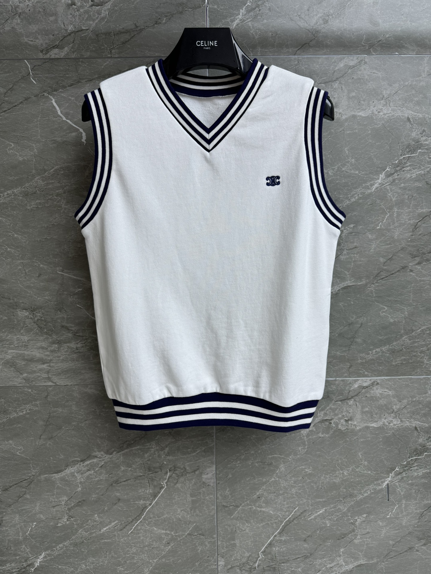 NO:411114,New summer models are shipped!  CL striped sleeveless top 2025 spring and summer series Contrast color V-neck neckline Blue and white color matching fashionable age-reducing Arc de Triomphe logo embroidery simple and high-end sweatshirt cotton fabric comfortable and skin-friendly loose style upper body casual and versatile trademark full size SML, hoodie, sweatshirts, alexander wang19860909夏季新款出货啦！ CL条纹无袖上衣 2025春夏系列 撞色V领领口 蓝白配色时髦减龄 凯旋门logo刺绣点缀 简约高级 卫衣棉质面料 舒适亲肤 宽松版型 上身休闲百搭 商标齐全 尺码SML,,hoodie,sweatshirts,alexander wang,Women's clothing