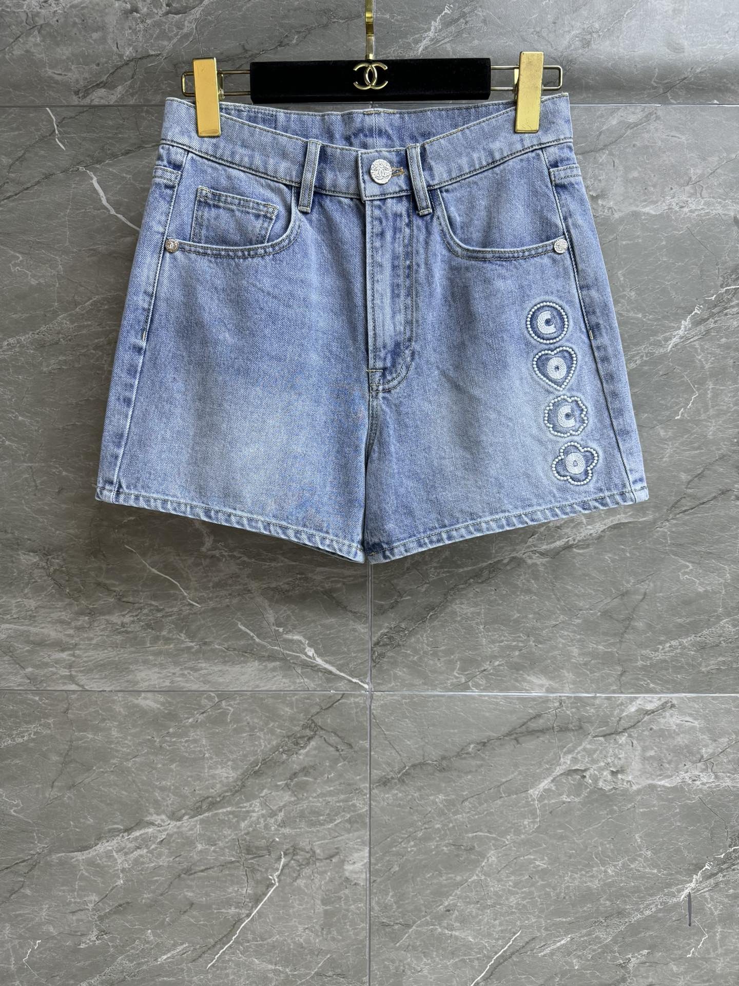 NO:335720,New summer style is available. Xiangjia embroidered denim shorts 2025 beach series coco embroidery pattern embellishment clean and refreshing lazy and high-end imported washing denim fabric. It is crisp and stylish and not only soft. High-waisted straight-leg shorts style. The upper body looks slim and versatile. Full trademark size SML, chanel, shorts, alexander wang19860909夏季新款上新啦 香家刺绣牛仔短裤 2025沙滩系列 coco刺绣图案点缀 干净清爽 慵懒高级 进口水洗牛仔面料 挺括有型又不止柔软度 高腰直筒短裤版型 上身显瘦又百搭 商标齐全 尺码SML,,chanel,shorts,alexander wang,Women's clothing
