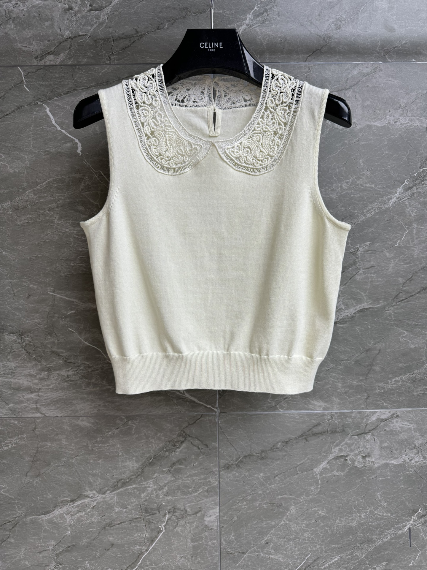 NO:411138,New summer models are available!  CL lace collar knitted vest 2025 summer series age-reducing hollow doll collar lace splicing design exquisite and fashionable gentle and high-end wool blended knitted fabric comfortable and skin-friendly slim fit style upper body and look slim and temperament full trademark size SML, alexander wang19860909夏季新款上新啦！ CL蕾丝领针织背心 2025夏季系列 减龄镂空娃娃领 蕾丝拼接设计 精致时髦 温柔高级 羊毛混纺针织面料 舒适亲肤 修身版型 上身显瘦又气质 商标齐全 尺码SML,,alexander wang,Women's clothing