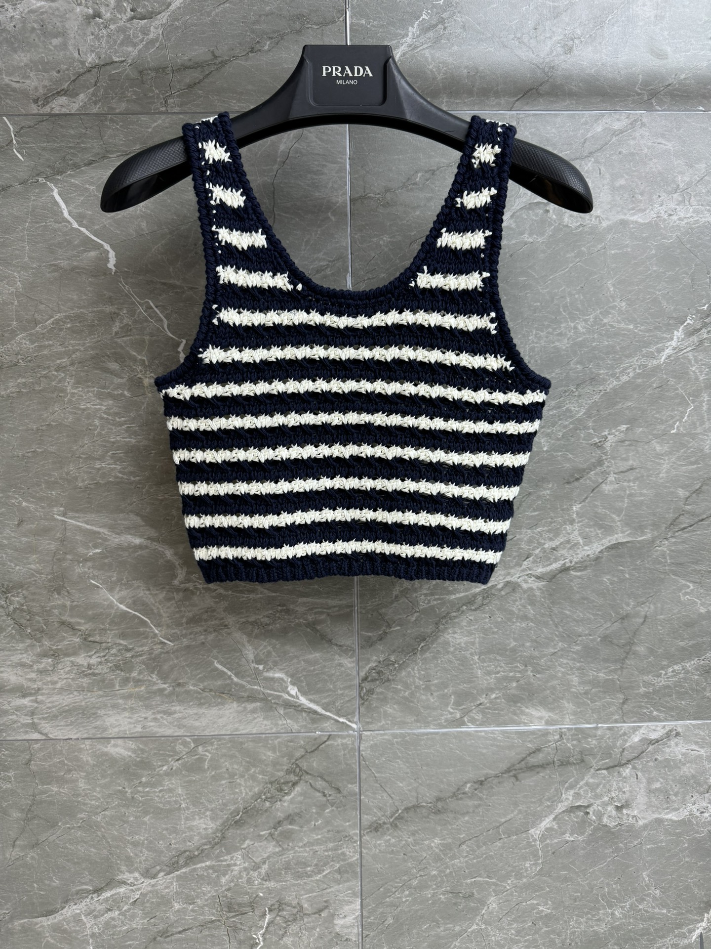 NO:411096,New summer models are available. P home striped braided vest 2025 spring and summer series. All-match U-neck design. Back triangular logo embellishment. Striped woven hollow texture. Lazy and high-end short style. Slim and fashionable. Must-have for hot girls. Full trademark. Size SML,,alexander wang.19860909夏季新款上新啦 P家条纹编织背心 2025春夏系列 百搭U字领设计 后背三角徽标点缀 条纹编织镂空纹理 慵懒高级 短款版型 上身显瘦又时髦 辣妹必备 商标齐全 尺码SML,,alexander wang,Women's clothing