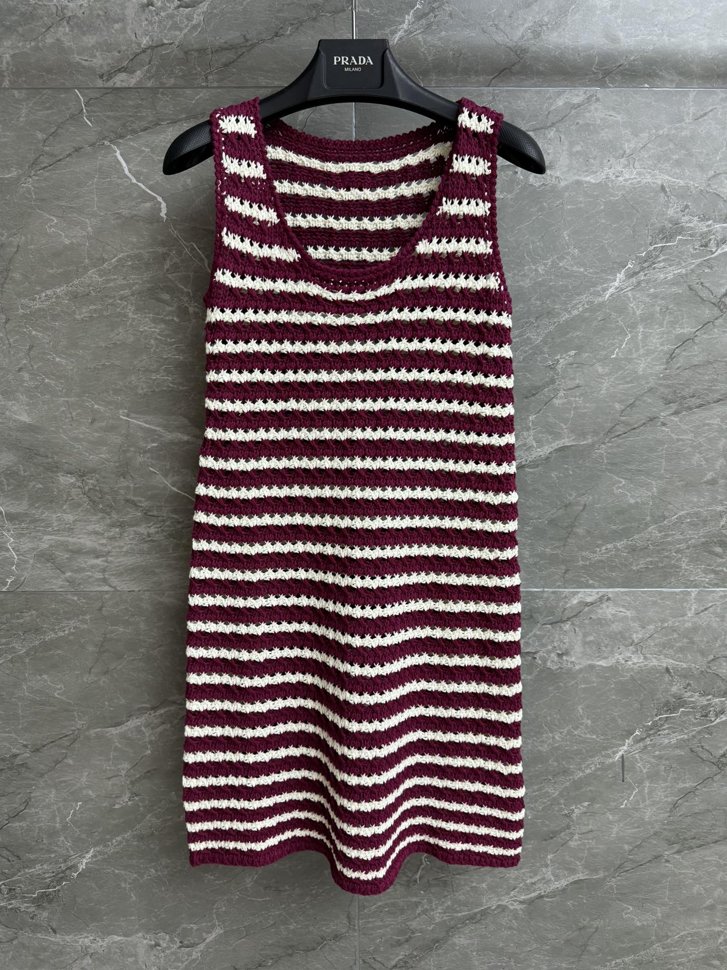 NO:411101,New summer style is available. P home striped braided vest skirt. 2025 spring and summer series. All-match U-neck design. Back triangle logo embellishment. Hollow woven texture. Striped contrasting colors. Lazy and fashionable high-end. Slim fit style. Slim and elegant. Full trademark. Size SML,, skirts, alexander wang.19860909夏季新款上新啦 P家条纹编织背心裙 2025春夏系列 百搭U字领设计 后背三角徽标点缀 镂空编织纹理 条纹撞色慵懒时髦高级 修身版型 上身显瘦又气质 商标齐全 尺码SML,,skirts,alexander wang,Women's clothing