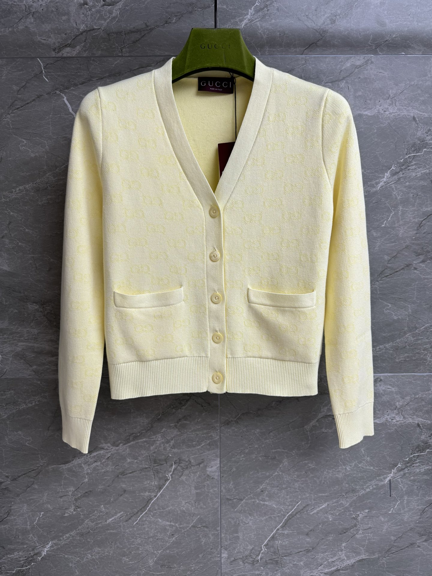 NO:335463,New summer models are shipped. GHD double G jacquard cardigan 2025 spring and summer series. Temperament V-neck neckline. Double G jacquard pattern. Color matching. Age-reducing fashionable and fashionable. Cotton knitted fabric. Comfortable and textured. Normal style. Slim and temperament. Full trademark. Size SML,,alexander wang.19860909夏季新款出货啦 Ｇ家双G提花开衫 2025春夏系列 气质V领领口 双Ｇ提花图案 配色减龄时髦洋气 棉质针织面料 舒适有质感 正常版型 上身显瘦又气质 商标齐全 尺码SML,,alexander wang,Women's clothing