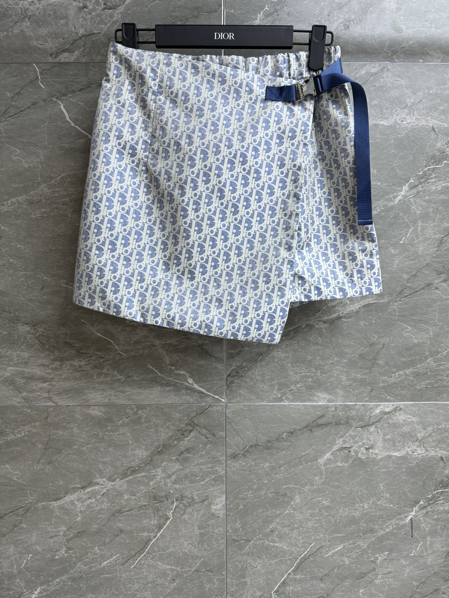 NO:409990,New models for early autumn are shipped. D home presbyopia jacquard skirts 2025 early autumn series. One-piece skirts and pants tailoring. Metal buckles at waist. Rear elastic waist design. Classic presbyopia pattern. Blue and white color combination is fresh and high-end. Customized taffeta technology jacquard fabric. Straight and stylish. A-line skirts and pants style. The upper body looks slim and fashionable. Full trademark. Size SMLl,,dior, skirts,alexander wang.19860909早秋新款出货啦 D家老花提花裙裤 2025早秋系列 一片式裙裤剪裁 腰间金属搭扣装饰 后松紧腰设计 采用经典老花图案 蓝白配色清新高级 定制塔夫绸科技提花面料 挺阔有型 A字裙裤版型 上身显瘦又时髦 商标齐全 尺码SMLl,,dior,skirts,alexander wang,Women's clothing