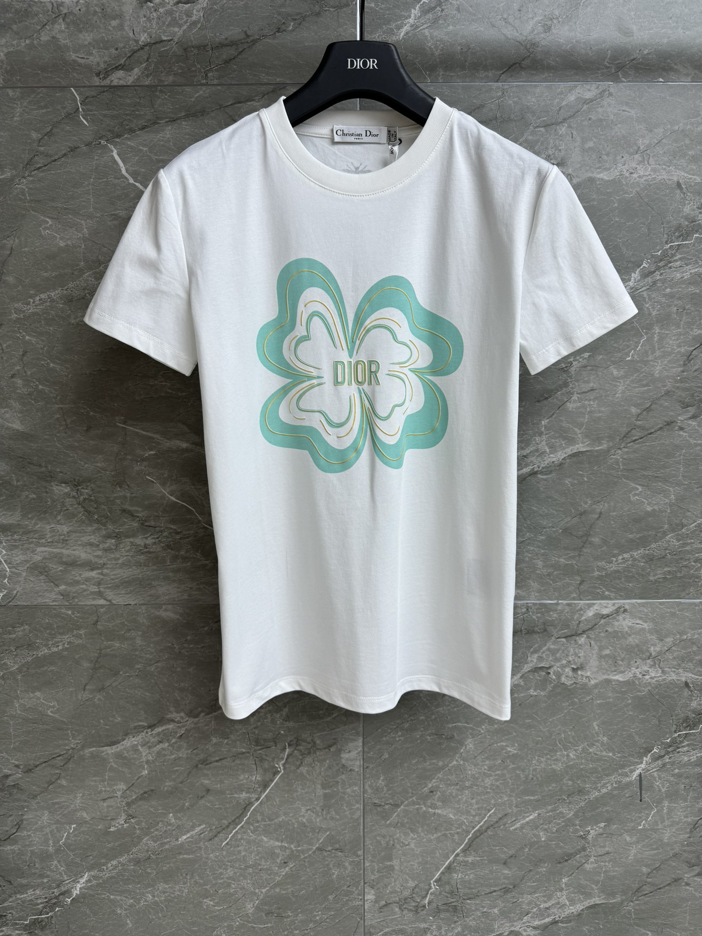 NO:409998,New summer models are shipped D home four-leaf clover T-shirt 2025 summer series round neck collar design four-leaf clover logo print pattern age-reducing fashion imported pure cotton fabric comfortable and skin-friendly Normal style upper body slim and temperament full trademark size SML, dior,tees, t-shirt,alexander wang19860909夏季新款出货啦 D家四叶草T恤 2025夏季系列 圆领领口设计 四叶草logo印花图案 减龄时髦 进口纯棉面料 舒适亲肤 正常版型 上身显瘦又气质 商标齐全 尺码SML,,dior,tees，t-shirt,alexander wang,Women's clothing