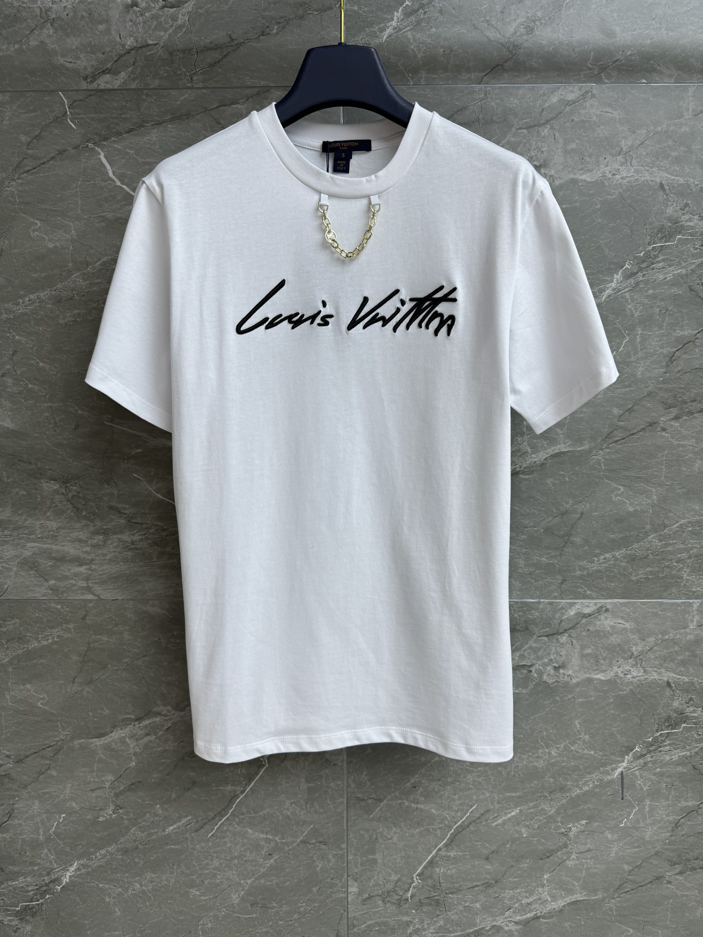 NO:410003,New summer models are available. L family signature embroidered T-shirt 2025 summer series. Round neckline design. Precision three-dimensional handwritten logo embroidery pattern. Simple and high-end imported pure cotton fabric. Comfortable and breathable. Loose style. Slim and versatile. Full trademark. Size SML,,louis vuitton,tees, t-shirt,alexander wang.19860909夏季新款上新啦 L家签名刺绣T恤 2025夏季系列 圆领领口设计 精密立体的手写体标识刺绣图案 简约高级 进口纯棉面料 舒适透气 宽松版型 上身显瘦又百搭 商标齐全 尺码SML,,louis vuitton,tees，t-shirt,alexander wang,Women's clothing