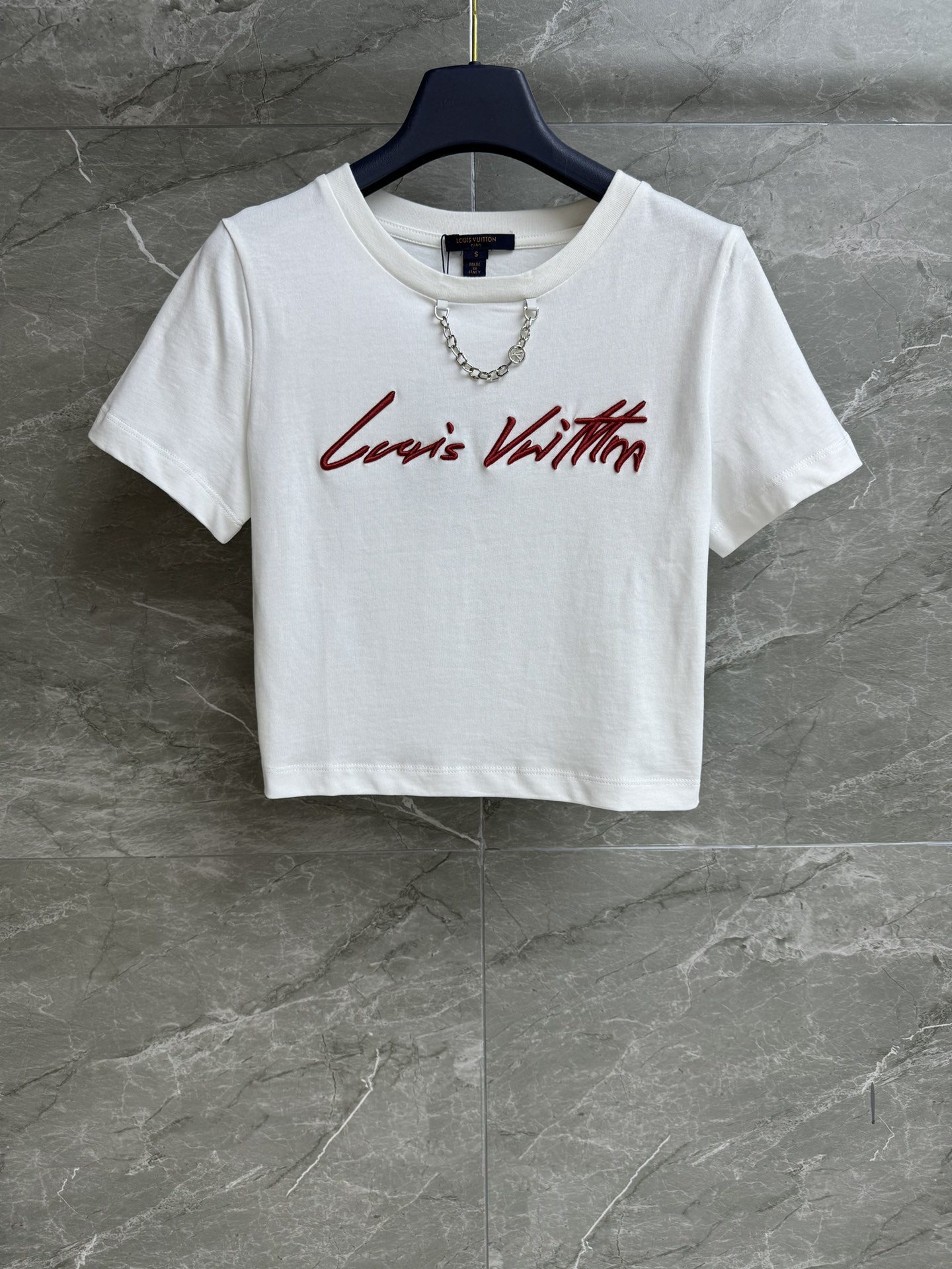 NO:410008,New summer models are available. L family signature embroidered short T-shirt 2025 summer series. Round neckline design. Precision three-dimensional handwritten logo embroidery pattern. Simple and high-end imported pure cotton fabric. Comfortable and breathable. Short style. Slim and fashionable upper body. Full trademark. Size SML,,louis vuitton,tees, t-shirt,alexander wang.19860909夏季新款上新啦 L家签名刺绣短T恤 2025夏季系列 圆领领口设计 精密立体的手写体标识刺绣图案 简约高级 进口纯棉面料 舒适透气 短款版型 上身显瘦又时髦 商标齐全 尺码SML,,louis vuitton,tees，t-shirt,alexander wang,Women's clothing