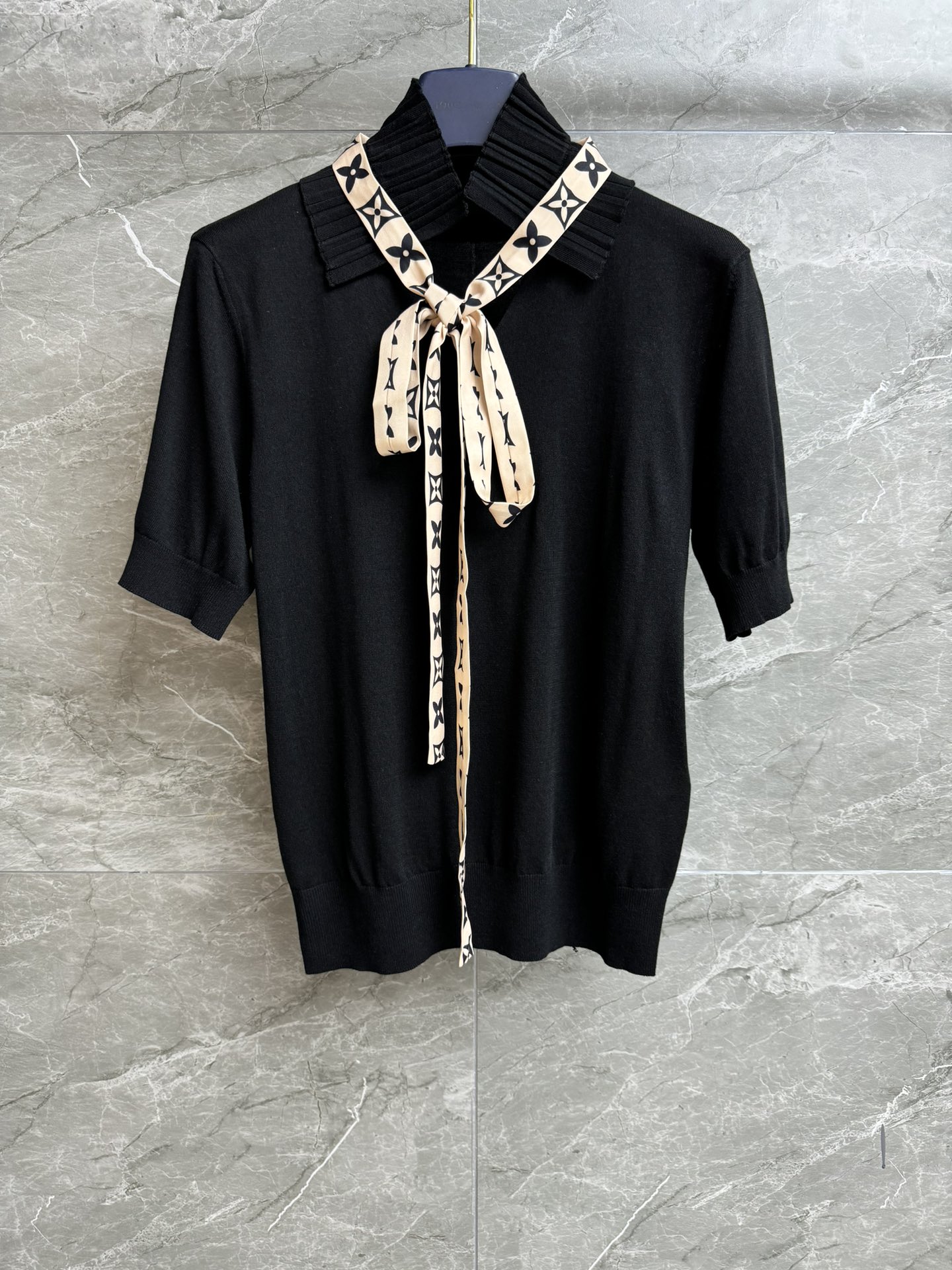 NO:410018,New summer models are available. L home bow tie short sleeves. 2025 summer series. Pleated collar combined with contrasting presbyopic bow tie design. Exquisite and elegant. Wool knitted fabric. Soft and comfortable skin-friendly. Elastic slim fit. Upper body looks slim and temperament. Full trademark size SML,,louis vuitton,T-shirt,alexander wang19860909夏季新款上新啦 L家蝴蝶结系带短袖 2025夏季系列 褶裥衣领结合撞色老花蝴蝶结系带设计 精致优雅时髦 羊毛针织面料 柔软舒适亲肤 弹力修身版型 上身显瘦又气质 商标齐全 尺码SML,,louis vuitton,T-shirt,alexander wang,Women's clothing