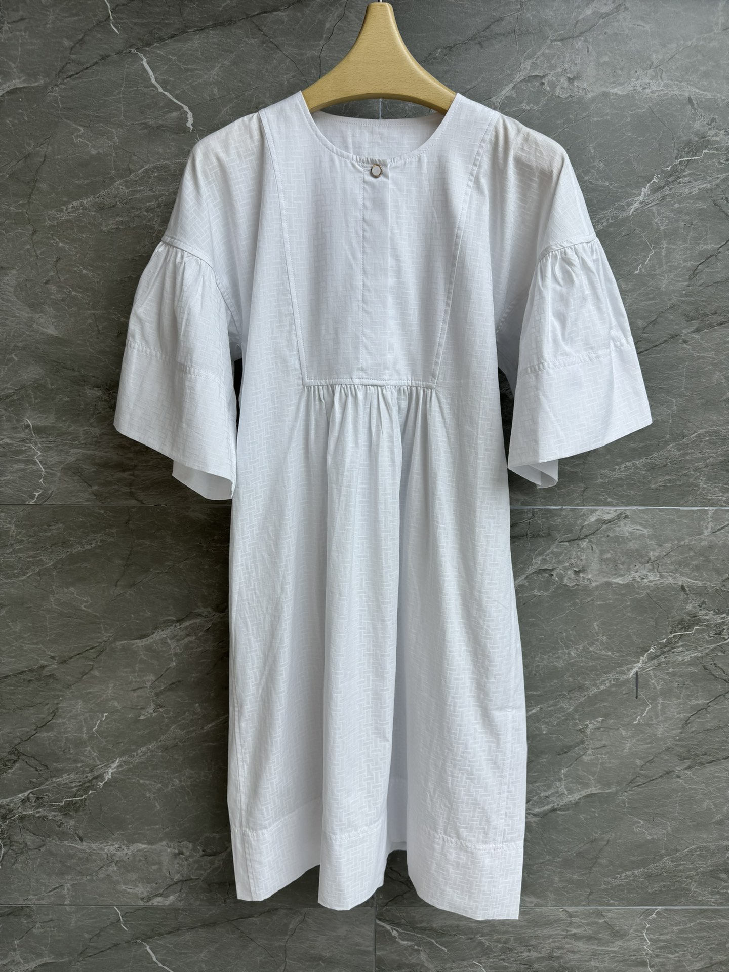 NO:440150,New spring and summer models are available. H home jacquard short-sleeved dress. 2025 spring and summer series. Round neck wide pleated sleeves. Classic H letter jacquard pattern. Clear and elegant. Simple and atmospheric. Imported cotton fabric. Skin-friendly and comfortable and breathable. A-line dress style. The upper body looks slim and covers the flesh. Full trademark. Size SML,, skirts, T-shirt, alexander wang.19860909春夏新款上新啦 H家提花短袖连衣裙 2025春夏系列 圆领宽褶皱袖子 经典H字母提花图案 清晰雅致 简约大气 进口棉质面料 亲肤舒适透气 A字连衣裙版型 上身显瘦又遮肉 商标齐全 尺码SML,,skirts,T-shirt,alexander wang,Women's clothing