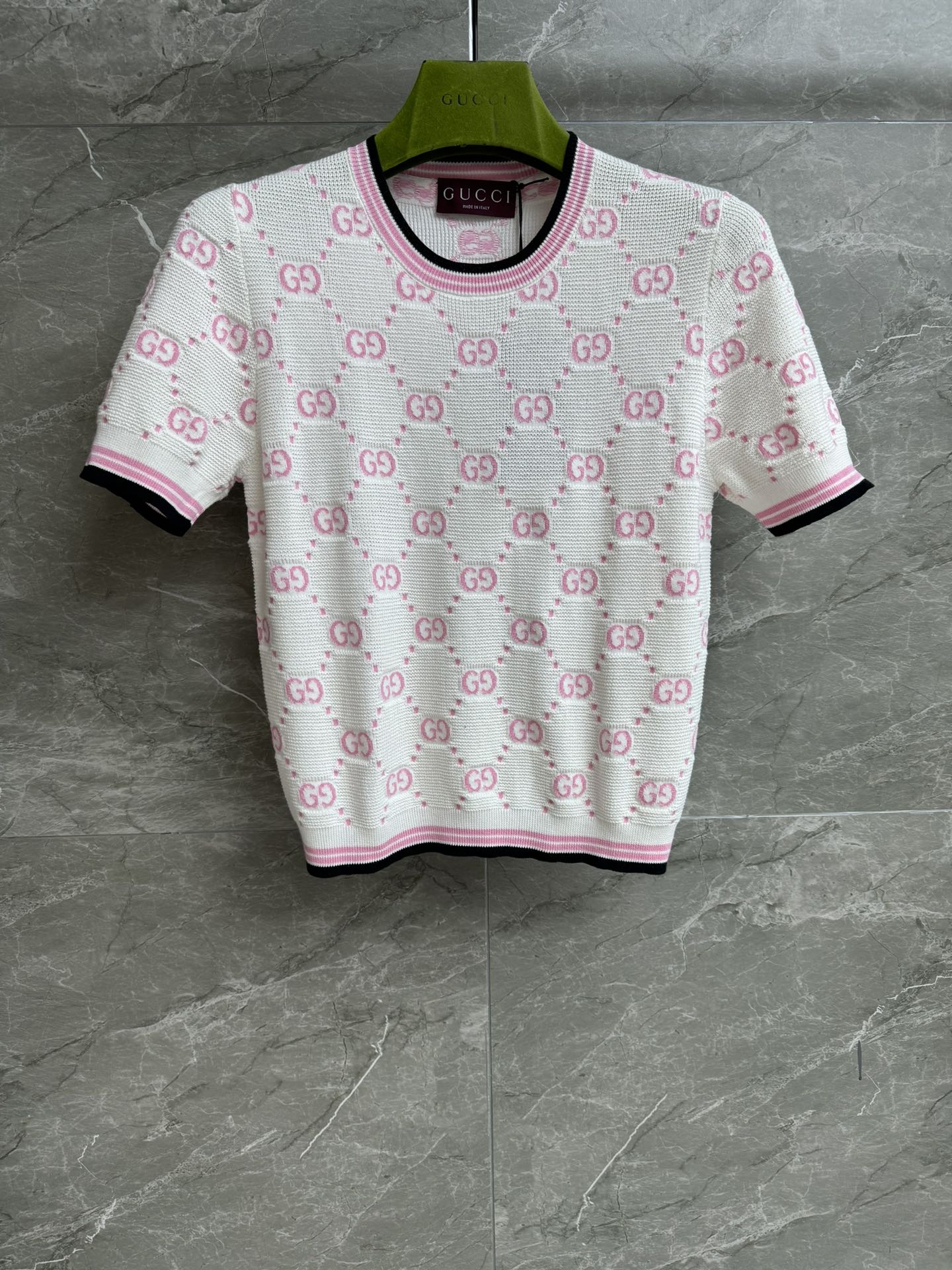 NO:414569,New summer models are shipped. G home pink logo short sleeves. Summer series. Round neckline design. Full logo logo inlay pattern. Pink and white color matching. Fashionable age-reducing vitality. Cotton knitted fabric. Comfortable and skin-friendly. Normal style. Slim and temperament on the upper body. Full trademark. Size SML,,gucci, T-shirt,alexander wang.19860909夏季新款出货啦 G家粉色logo短袖 夏季系列 圆领领口设计 满logo徽标嵌花图案 粉白配色时髦减龄有活力 棉质针织面料 舒适亲肤 正常版型 上身显瘦又气质 商标齐全 尺码SML,,gucci,T-shirt,alexander wang,Women's clothing