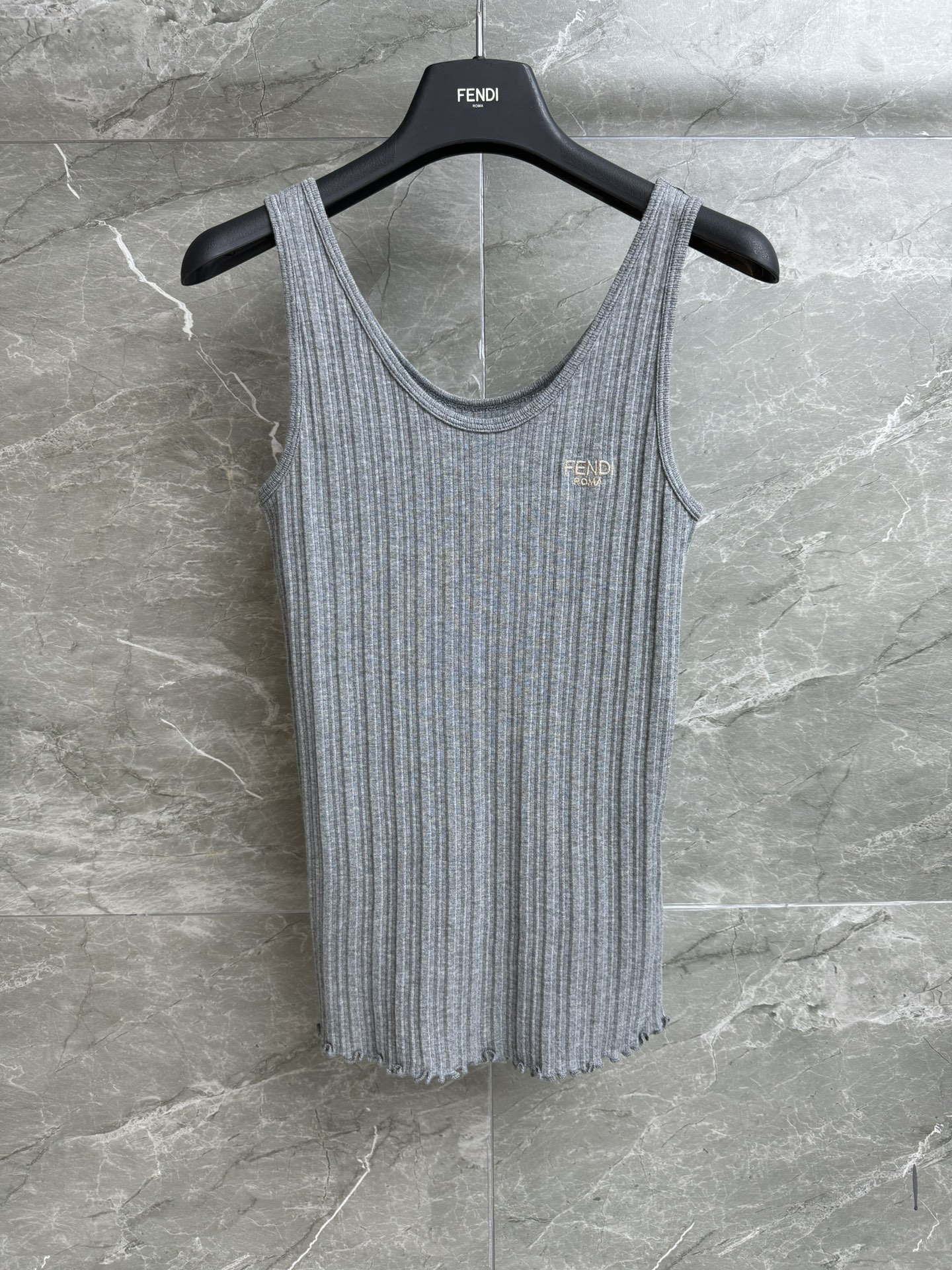 NO:430895,New spring and summer models are available. FD gray knitted vest. 2025 spring and summer series. Round neckline design. Bronze neckline hem. Embroidery pattern embroidery on the chest. Simple and fashionable and high-end color matching. Cotton knitted fabric. Comfortable and soft skin-friendly. Elastic slim fit. Upper body looks slim and temperament. Full trademark. Size SML, alexander wang.19860909春夏新款上新啦 FD灰色针织背心 2025春夏系列 圆领领口设计 木耳花边下摆 胸前logo刺绣图案点缀 配色简约时髦高级 棉质针织面料 舒适柔软亲肤 弹力修身版型 上身显瘦又气质 商标齐全 尺码SML,,alexander wang,Women's clothing