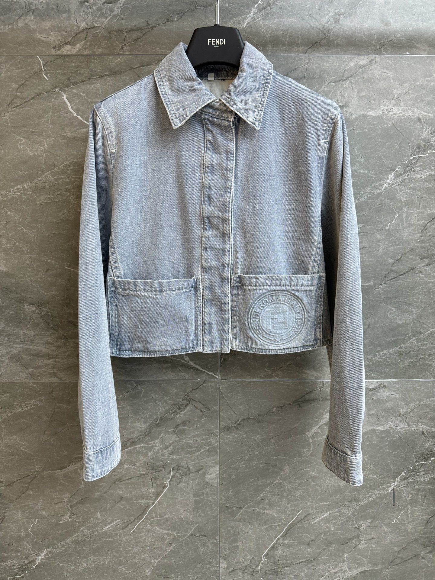 NO:411169,New summer style is available. FD light blue denim jacket. 2025 spring and summer series. Lapel single-breasted design. Pocket three-dimensional embossed logo embellishment. Light blue color combination. Cool and high-end. Washed denim cotton fabric. Soft and comfortable. Short style. The upper body looks slim and fashionable. Size SML,, jackets & coats,alexander wang.19860909夏季新款上新啦 FD浅蓝色牛仔外套 2025春夏系列 翻领单排扣设计 口袋立体压花logo图案点缀 浅蓝配色清冷高级 水洗牛仔棉布面料 柔软舒适 短款版型 上身显瘦又时髦 尺码SML,,jackets & coats,alexander wang,Women's clothing