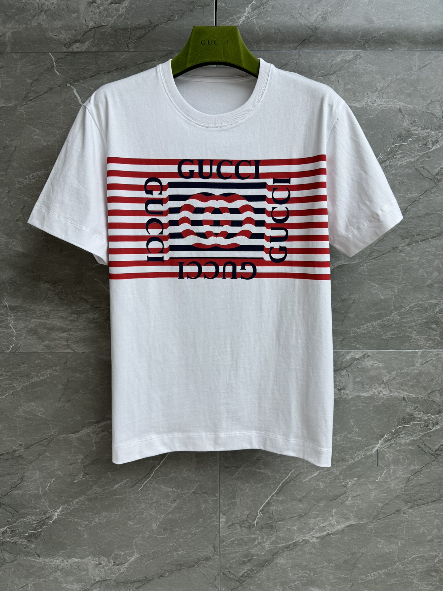 NO:420463,New summer models are available. G Home Striped Logo Printed T-shirt 2025 Summer Series Round neckline design Striped letter logo print pattern Color retro fashionable Imported cotton fabric Comfortable and skin-friendly and breathable Loose style The upper body looks slim and versatile. Full trademark size SML, gucci,tees, t-shirt,alexander wang19860909夏季新款上新啦 G家条纹logo印花T恤 2025夏季系列 圆领领口设计 条纹字母logo印花图案 配色复古时髦 进口纯棉面料 舒适亲肤透气 宽松版型 上身显瘦又百搭 商标齐全 尺码SML,,gucci,tees，t-shirt,alexander wang,Women's clothing