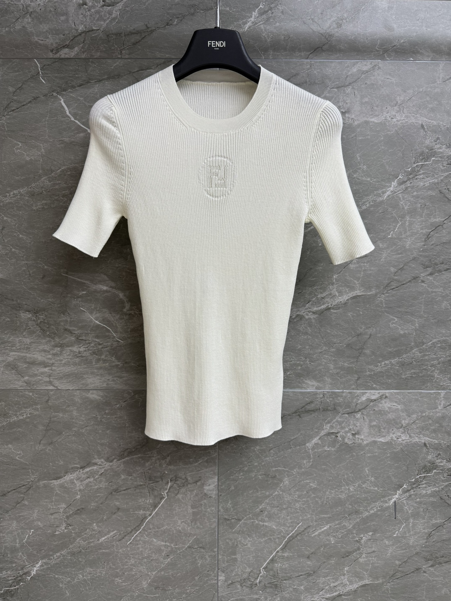 NO:420261,New summer models are shipped FD knitted short sleeves 2025 spring and summer series Round neck ribbed neckline Classic FF letter hollow jacquard pattern Simple and high-end Custom knitted fabric Soft texture Soft and comfortable Elastic slim fit style The upper body looks slim and temperament Full trademark Size SML, T-shirt, alexander wang19860909夏季新款出货啦 FD针织短袖 2025春夏系列 圆领罗纹领口 经典FF字母镂空提花图案 简约高级 定制针织面料 质感柔软细腻舒适 弹力修身版型 上身显瘦又气质 商标齐全 尺码SML,,T-shirt,alexander wang,Women's clothing