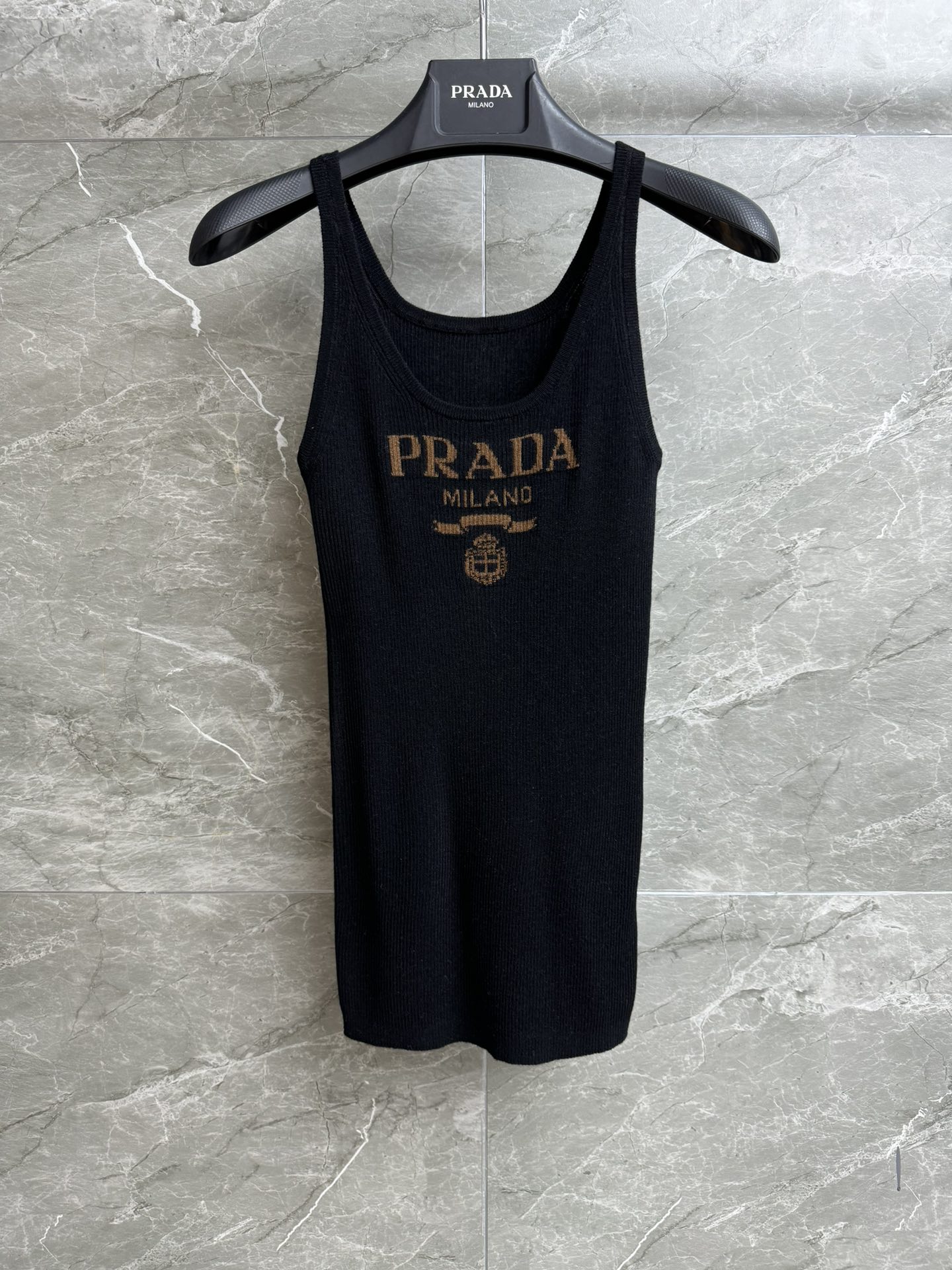 NO:435087,New models for early autumn are shipped. P-home letter logo vest. 24 early autumn series. Versatile U-shaped neckline. Alphabet logo embellishment. Simple and fashionable. Customized knitted fabric. Soft and comfortable. Elastic slim fit. The upper body looks slim and versatile. Full trademark. Size SML,,alexander wang.19860909早秋新款出货啦 P家字母logo背心 24早秋系列 百搭U字领口 字母logo嵌花图案点缀 简约时髦高级 定制针织面料 柔软舒适 弹力修身版型 上身显瘦又百搭 商标齐全 尺码SML,,alexander wang,Women's clothing