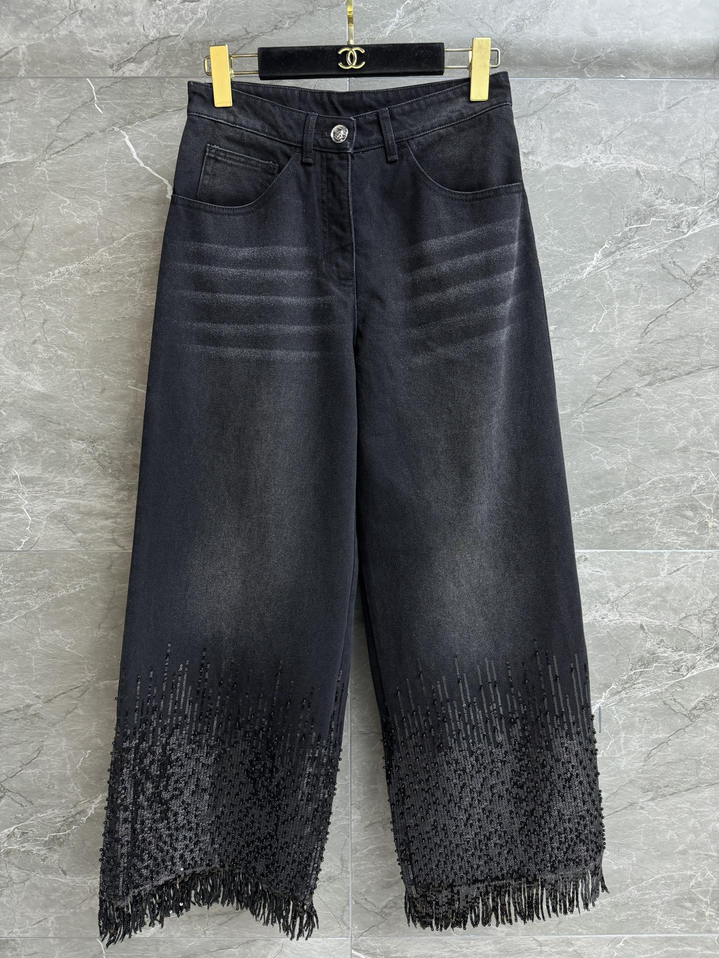 NO:415642,High-end version shipped Xiangjia beaded sequin jeans 2025 spring and summer preview series Hem tassel design Heavy industry beaded sequin embroidery embroidery shines fashionable and eye-catching, full of high-end sense Customized washing denim fabric Comfortable and crisp Straight wide-leg pants style Top body looks slim and temperament Full trademark size SML, Chanel, jeans, alexander wang19860909高版本出货啦 香家钉珠亮片牛仔裤 2025春夏预告系列 下摆流苏设计 重工钉珠亮片刺绣点缀 闪耀时髦吸睛 满满高级感 定制水洗牛仔面料 舒适挺括 直筒阔腿裤版型 上身显瘦又气质 商标齐全 尺码SML,,chanel,jeans,alexander wang,Women's clothing