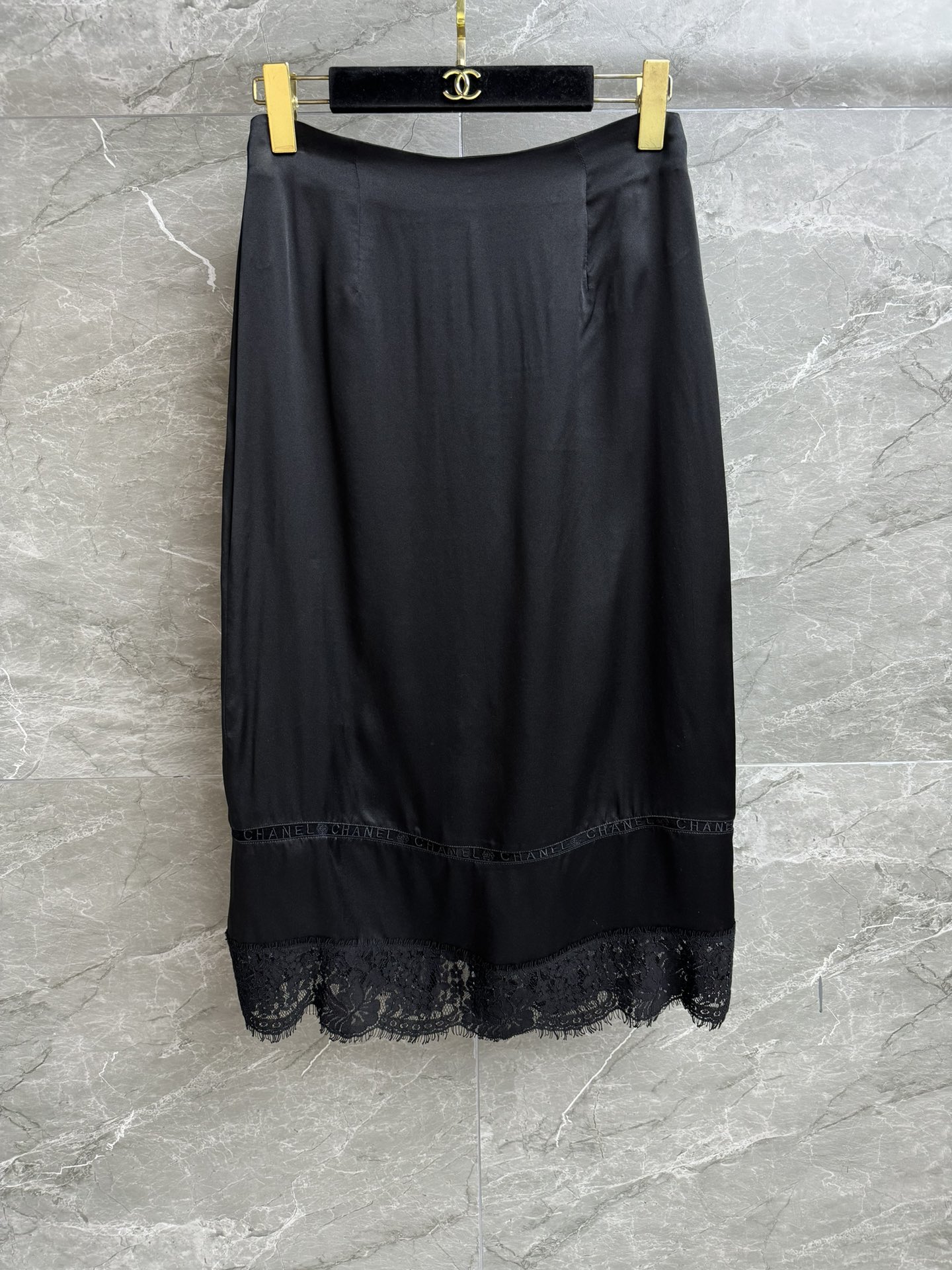 NO:415649,New summer models are shipped. Xiangjia lace spliced ​​silk skirt. 2025 spring and summer series. Rear slit design. Hollow embroidered lace spliced ​​silk fabric. Showing sexy and high-end charm. Custom satin silk fabric. Silky skin-friendly and drooping. A-line skirt style. Slim and temperament on the upper body. Full trademark. Size SML, chanel, skirts, real silk, alexander wang.19860909夏季新款出货啦 香家蕾丝拼接真丝半裙 2025春夏系列 后开叉设计 镂空刺绣蕾丝拼接真丝面料 尽显性感高级魅惑 定制缎面真丝面料 丝滑亲肤有垂感 A字半身裙版型 上身显瘦又气质 商标齐全 尺码SML,,chanel,skirts,real silk,alexander wang,Women's clothing