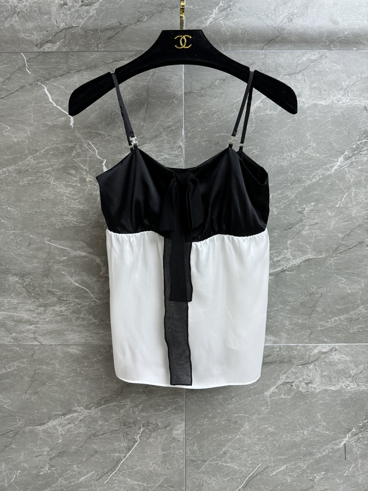 NO:415656,New summer models are shipped. Xiangjia color-blocked silk suspender. 2025 spring and summer series. Exquisite rhinestone logo decoration. Bow embellishment. Black and white color-blocked. Fashionable and high-end. Customized satin silk fabric. Slim and skin-friendly and shiny. Normal style. Slim and temperament on the upper body. Full trademark. Size SML, chanel, real silk, alexander wang.19860909夏季新款出货啦 香家拼色真丝吊带 2025春夏系列 精致水钻logo装饰 蝴蝶结点缀 黑白拼色 时髦又高级 定制缎面真丝面料 丝滑亲肤有光泽 正常版型 上身显瘦又气质 商标齐全 尺码SML,,chanel,real silk,alexander wang,Women's clothing
