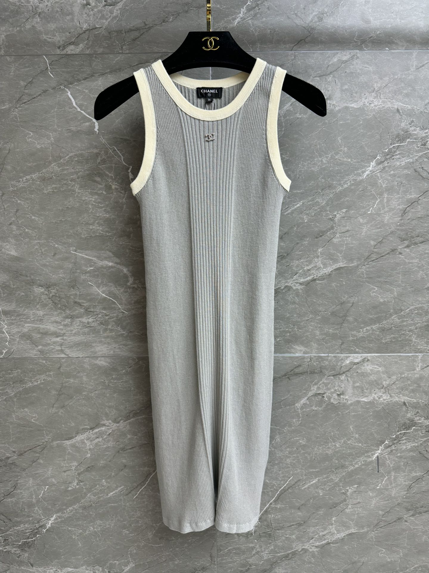 NO:417238,New summer models are shipped!  Xiangjia horizontal knitted vest skirt 2025 summer beach series round neck collar design Double C small logo decoration embellishment Low-key luxury color matching high-end age-reducing custom knitted fabric soft and comfortable texture elastic slim fit style upper body slim and temperament Full trademark size SML, chanel, skirts, alexander wang19860909夏季新款出货啦！ 香家横纹针织背心裙 2025夏季沙滩系列 圆领领口设计 双C小徽标装饰点缀 低调奢华 配色高级减龄 定制针织面料 质感柔软舒适 弹力修身版型 上身显瘦又气质 商标齐全 尺码SML,,chanel,skirts,alexander wang,Women's clothing