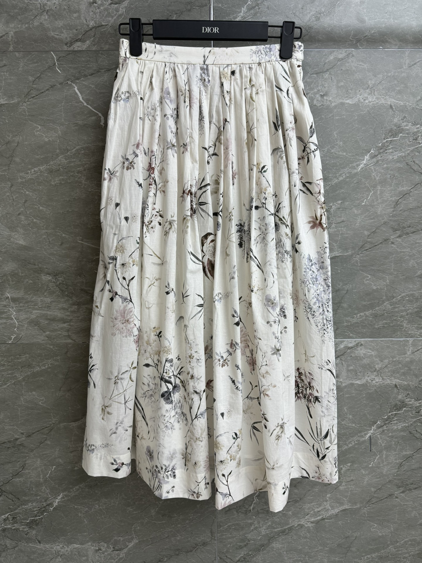 NO:418558,New early autumn style is shipped D home floral print skirt 2025 early autumn series Side zipper design Retro floral print pattern Cold and gentle high-end Silk cotton poplin fabric Removable white lining Lightweight comfortable and breathable High-waist skirt style Top body looks slim and temperament Full trademark Size SML, Dior, skirts, alexander wang19860909早秋新款出货啦 D家花卉印花半裙 2025早秋系列 侧边拉链设计 复古花卉印花图案 清冷温柔高级 丝棉府绸面料 可拆卸白色里衬 轻薄舒适透气 高腰半身裙版型 上身显瘦又气质 商标齐全 尺码SML,,dior,skirts,alexander wang,Women's clothing