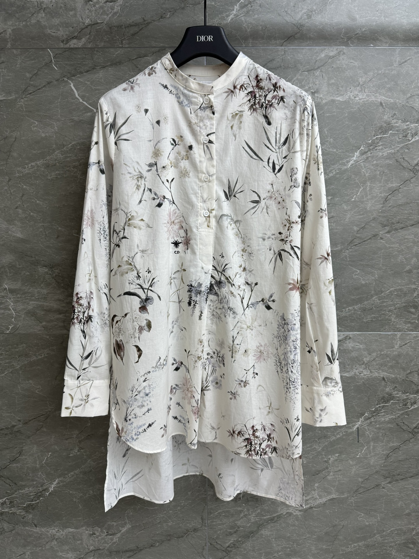 NO:418573,New models for early autumn are shipped D home floral printed shirt 2025 early autumn series stand collar neckline short front and long back design CD bee embroidery retro floral printed pattern cool and high-end silk cotton poplin fabric lightweight comfortable and breathable loose style upper body slim and temperament full trademark size SML, dior, alexander wang19860909早秋新款出货啦 D家花卉印花衬衣 2025早秋系列 立领领口 前短后长设计 CD蜜蜂刺绣点缀 复古花卉印花图案 清冷高级 丝棉府绸面料 轻薄舒适透气 宽松版型 上身显瘦又气质 商标齐全 尺码SML,,dior,alexander wang,Women's clothing