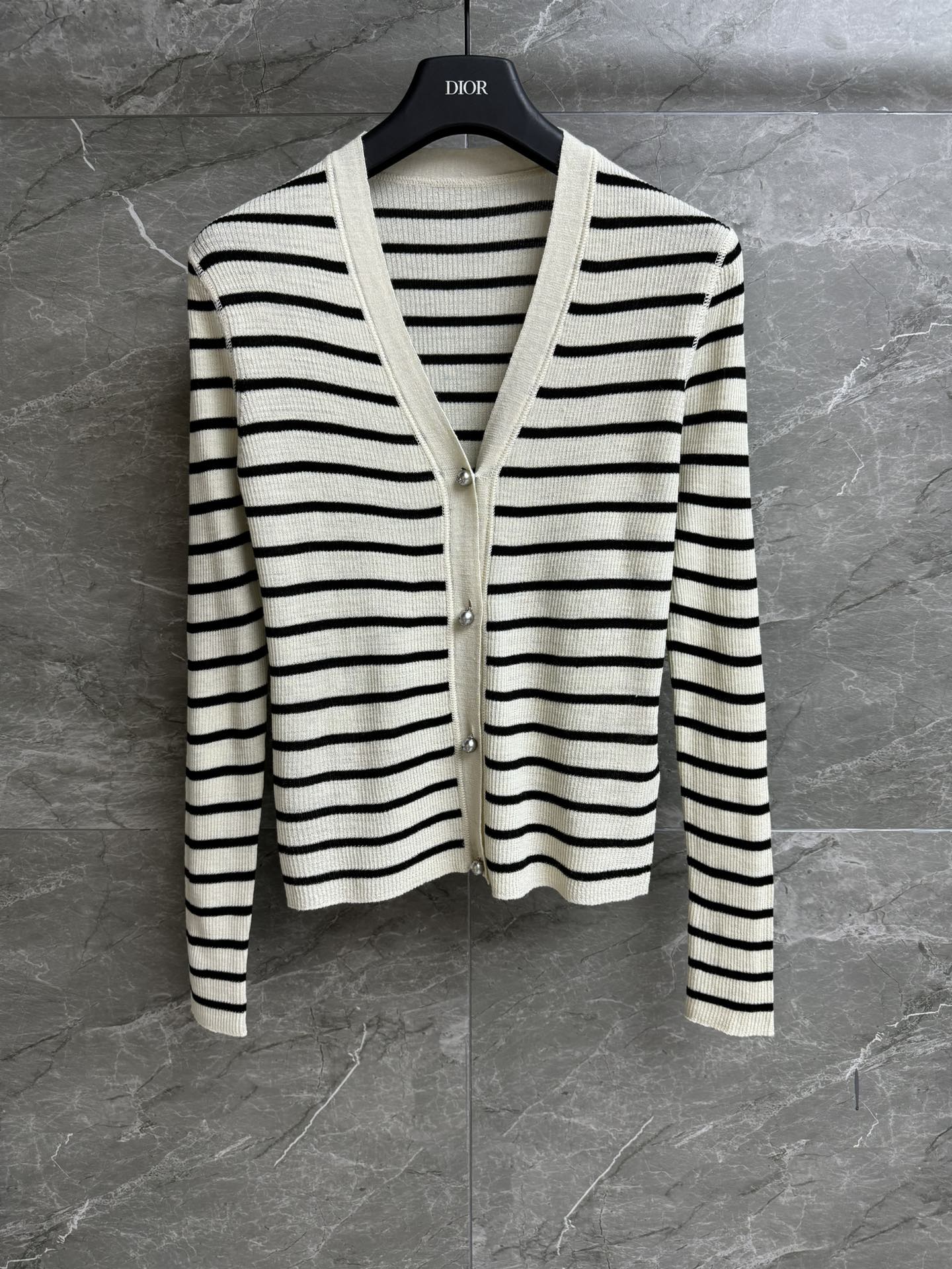 NO:418582,New styles for early autumn are available. D-home linen striped cardigan 2025 early autumn series. V-neck single-breasted design. CD pearl button embellishment. Striped color matching. Stylish and age-reducing. Linen-blend knitted fabric. Comfortable and breathable. Slim fit. Slim and elegant. Full trademark. Size SML,,dior,alexander wang.19860909早秋新款上新啦 D家亚麻条纹开衫 2025早秋系列 V领单排扣设计 CD珍珠纽扣点缀 条纹配色时髦减龄 亚麻混纺针织面料 舒适透气 修身版型 上身显瘦又气质 商标齐全 尺码SML,,dior,alexander wang,Women's clothing