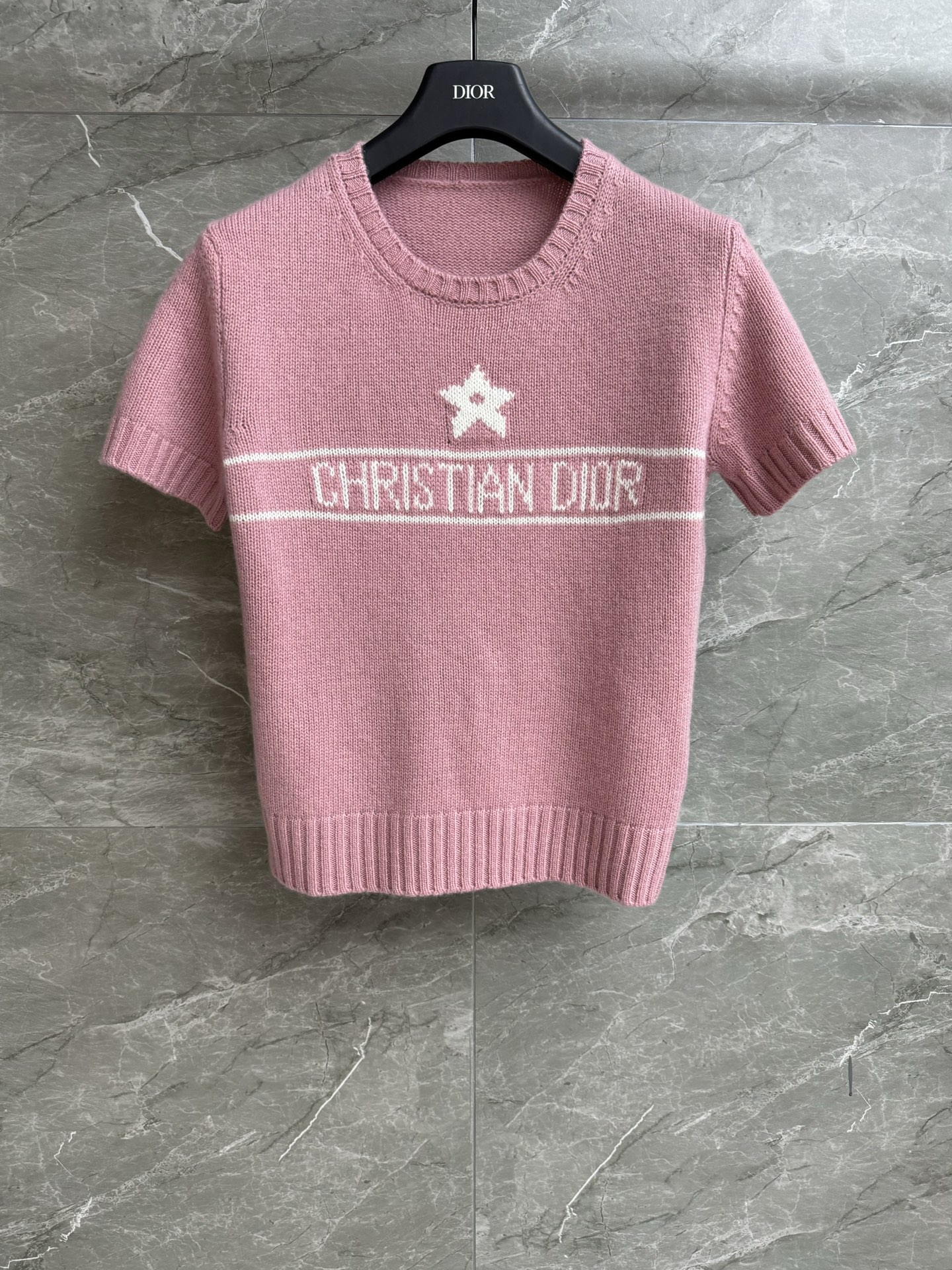 NO:418588,New spring and summer models are available. D home five-pointed star jacquard short sleeves. 2025 spring and summer series. Round neckline ribbed neckline. Five-pointed star letter jacquard pattern. Fashionable and fashionable color matching. Cashmere knitted fabric. Soft and comfortable. Normal style. Slim and temperament on the upper body. Full trademark. Size SML,,dior,T-shirt,alexander wang.19860909春夏新款上新啦 D家五角星提花短袖 2025春夏系列 圆领罗纹领口 五角星字母提花图案 配色时髦洋气 羊绒针织面料 软糯舒适 正常版型 上身显瘦又气质 商标齐全 尺码SML,,dior,T-shirt,alexander wang,Women's clothing