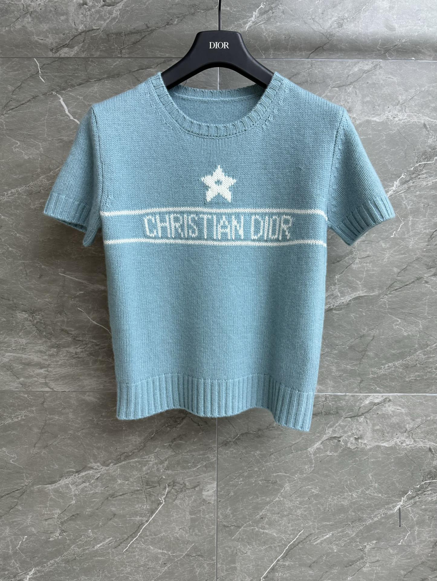 NO:418597,New spring and summer models are available. D home five-pointed star jacquard short sleeves. 2025 spring and summer series. Round neckline ribbed neckline. Five-pointed star letter jacquard pattern. Fashionable and fashionable color matching. Cashmere knitted fabric. Soft and comfortable. Normal style. Slim and temperament on the upper body. Full trademark. Size SMl,,dior,T-shirt,alexander wang.19860909春夏新款上新啦 D家五角星提花短袖 2025春夏系列 圆领罗纹领口 五角星字母提花图案 配色时髦洋气 羊绒针织面料 软糯舒适 正常版型 上身显瘦又气质 商标齐全 尺码SMl,,dior,T-shirt,alexander wang,Women's clothing