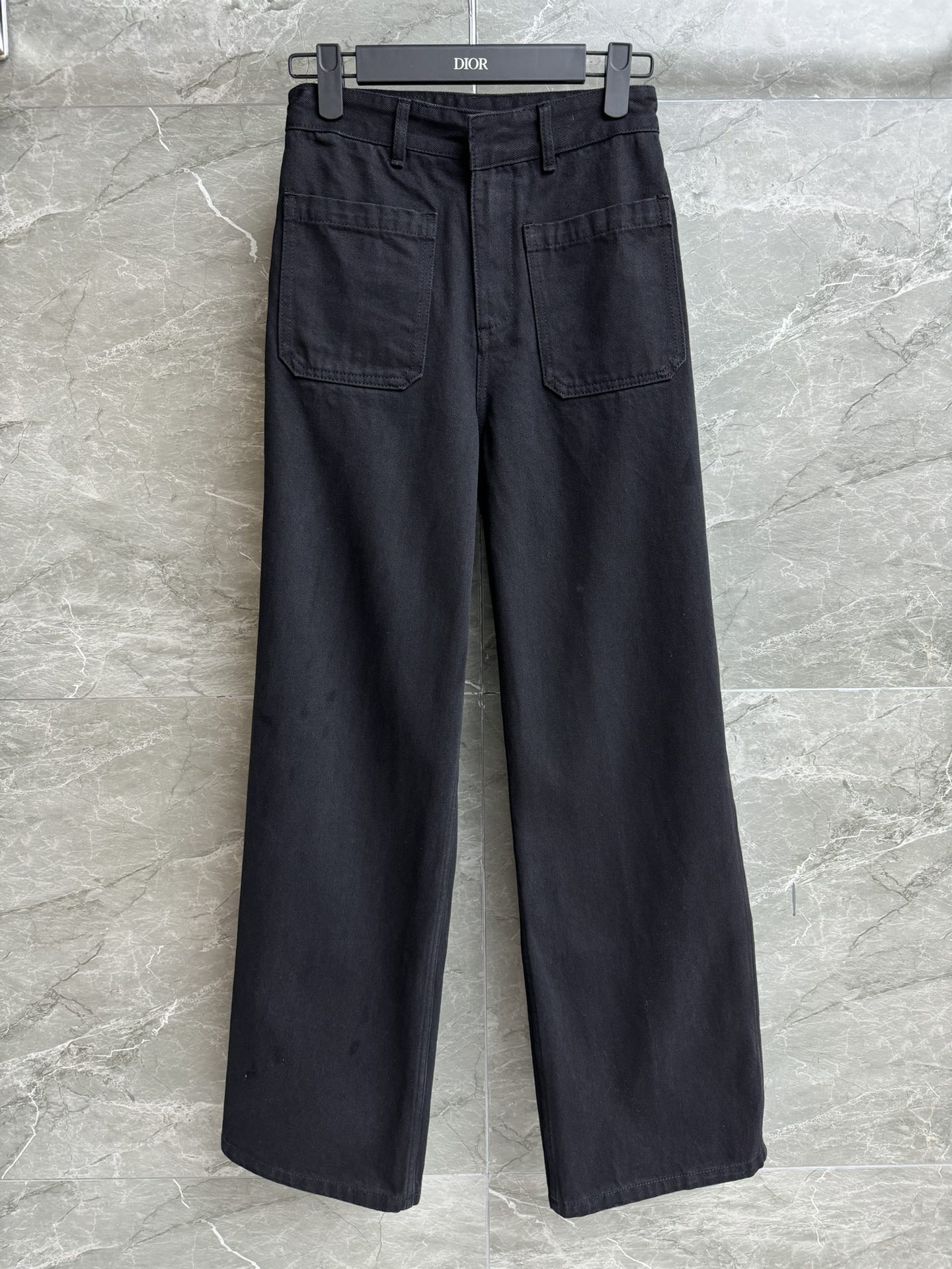 NO:467614,New summer models are available. D home black denim straight-leg pants. 2025 summer series. Invisible zipper and hook buckle opening and closing design. Four pocket decoration embellishments. Simple and fashionable. Customized washing denim fabric. Comfortable and crisp. High-waist straight-leg pants style. The upper body looks slim and versatile. Full trademark. Size SML, dior, alexander wang.19860909夏季新款上新啦 D家黑色牛仔直筒裤 2025夏季系列 隐形拉链和钩扣开合设计 四个口袋装饰点缀 简约时髦 定制水洗牛仔面料 舒适挺括 高腰直筒裤版型 上身显瘦又百搭 商标齐全 尺码SML,,dior,alexander wang,Women's clothing