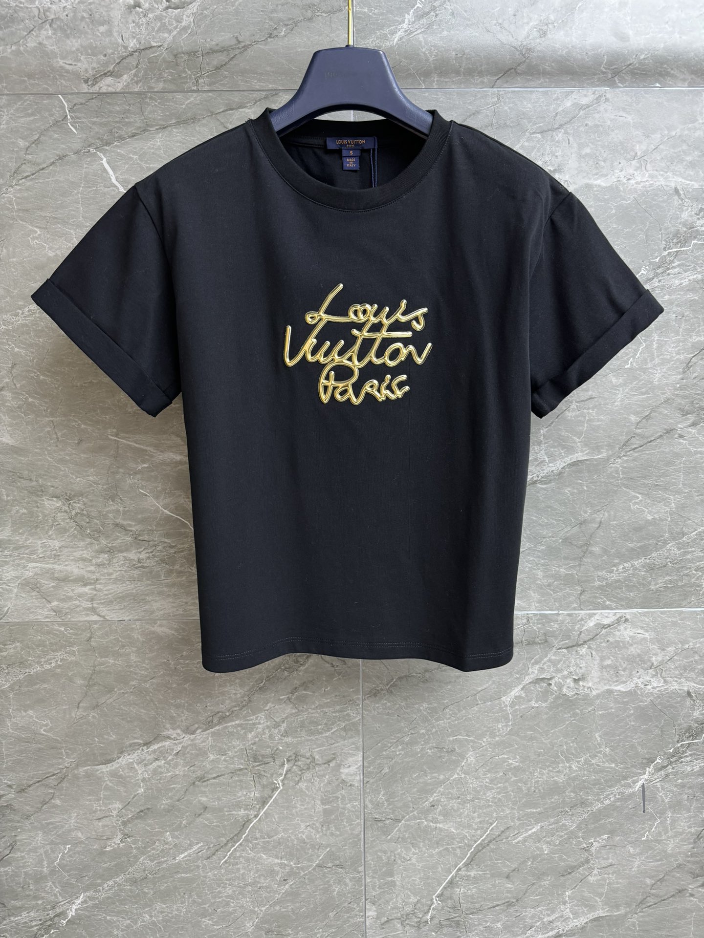 NO:418534,New summer models are available. L's three-dimensional printed T-shirt 2025 spring and summer series. Round neckline design. Three-dimensional printed logo pattern. Simple and high-end imported cotton fabric. Comfortable and breathable. Short style. Slim and temperament on the upper body. Full trademark. Size SML,,louis vuitton,tees, t-shirt,alexander wang.19860909夏季新款上新啦 L家立体印花T恤 2025春夏系列 圆领领口设计 立体印花logo图案 简约高级 进口纯棉面料 舒适透气 短款版型 上身显瘦又气质 商标齐全 尺码SML,,louis vuitton,tees，t-shirt,alexander wang,Women's clothing