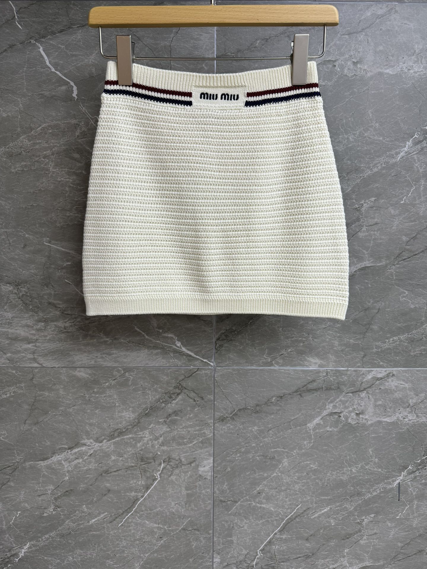 NO:423929,New summer style is available. Miu cotton knitted skirt. Spring and summer 2025 series. Waist letter logo embroidery embroidery. Three-dimensional crochet texture. A-shaped knitted fabric. Soft and comfortable. A-line skirt style. Slim and versatile. Full trademark. Size SML,,miumiu, skirts, alexander wang.19860909夏季新款上新啦 Miu棉质针织半裙 2025春夏系列 腰头字母徽标刺绣点缀 立体钩针编织纹理 减龄时髦洋气 棉质针织面料 柔软舒适 A字短裙版型 上身显瘦又百搭 商标齐全 尺码SML,,miumiu,skirts,alexander wang,Women's clothing