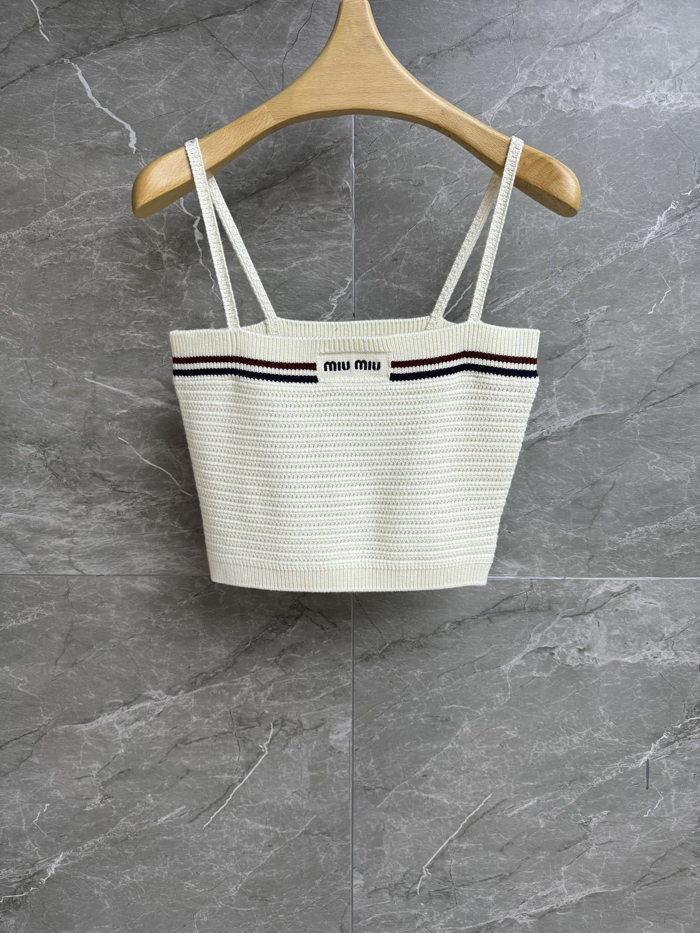 NO:418560,New summer models are available. Miu cotton knitted suspenders. 2025 spring and summer series. Striped contrasting color design. Letter logo embroidery embroidery. Three-dimensional crochet texture. Age-reducing fashionable and fashionable. Cotton knitted fabric. Soft and comfortable. Short style. Slim and versatile. Hot girls must be included. Full trademark. Size SML,,miumiu,alexander wang.19860909夏季新款上新啦 Miu棉质针织吊带 2025春夏系列 条纹撞色设计 字母徽标刺绣点缀 立体钩针编织纹理 减龄时髦洋气 棉质针织面料 柔软舒适 短款版型 上身显瘦又百搭 辣妹必入 商标齐全 尺码SML,,miumiu,alexander wang,Women's clothing