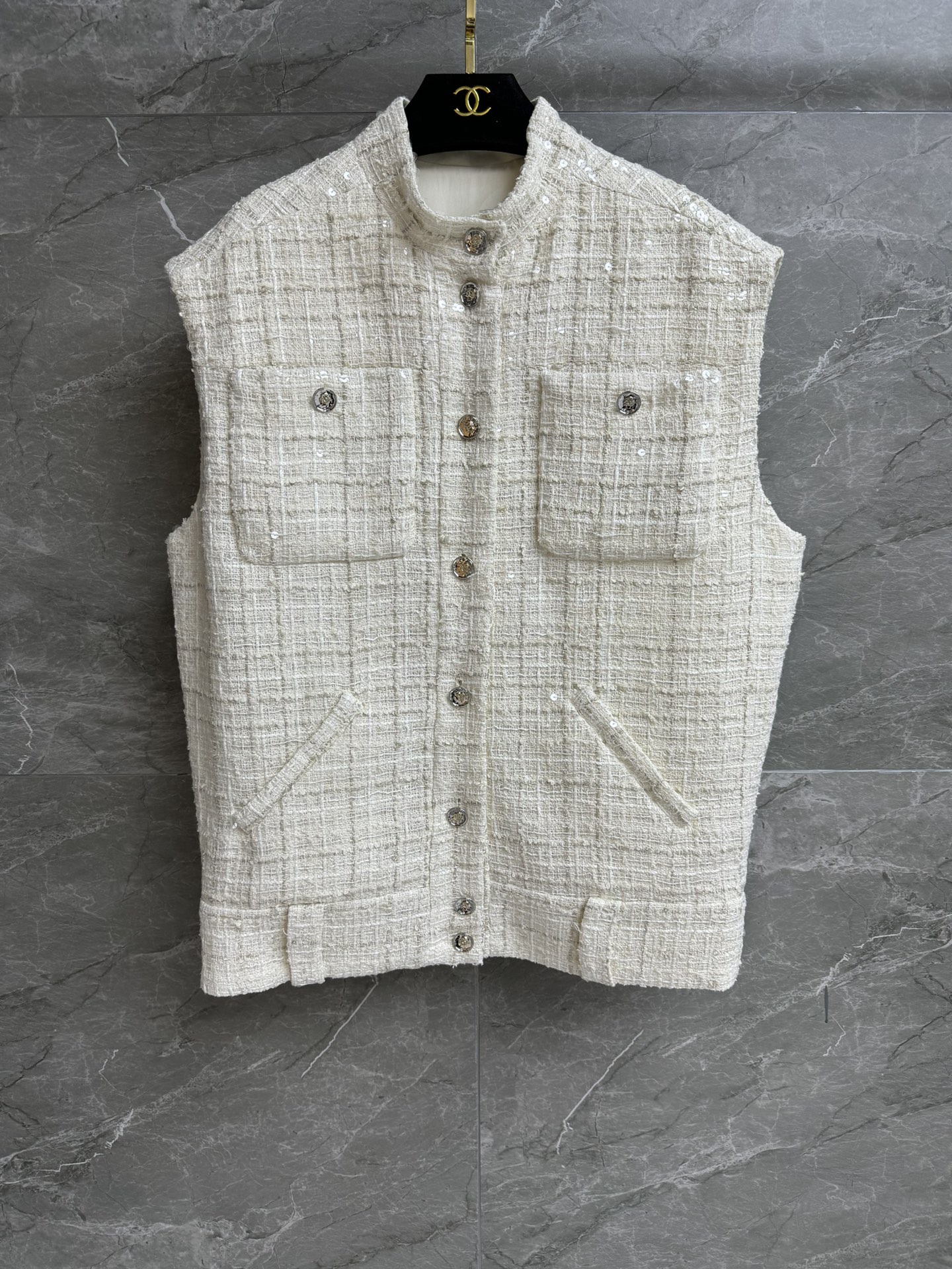 NO:418568,New summer models are available!  Xiangjia white sequin vest 2025 spring and summer series stand collar single-breasted design four-pocket decoration inlaid sequins dazzling full of high-end sense Custom tweed fabric silk lining loose fitting upper body slim and temperament Full trademark size SML, chanel, real silk, alexander wang19860909夏季新款上新啦！ 香家白色亮片马甲 2025春夏系列 立领单排扣设计 四口袋装饰 镶嵌的亮片耀眼夺目 满满高级感 定制斜纹软呢面料 真丝里衬 宽松版型 上身显瘦又气质 商标齐全 尺码SML,,chanel,real silk,alexander wang,Women's clothing