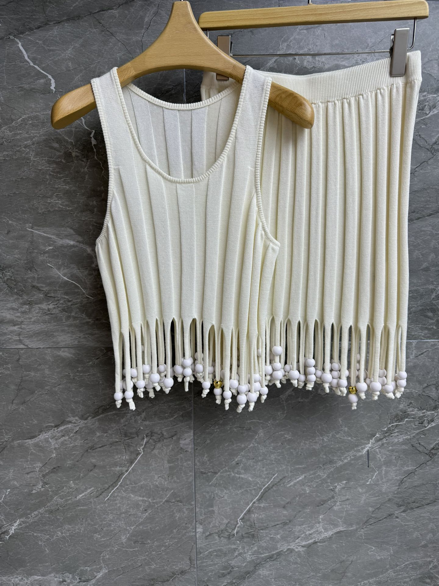 NO:418542,New summer models are available!  Loewe tassel beaded set 2025 summer series Short vest with elastic waist skirt Hand-beaded tassel decoration on the hem creates a unique vacation style Cotton knitted fabric Soft, comfortable and breathable Top body slim and versatile Full trademark Size SML,,loewe, skirts,alexander wang19860909夏季新款上新啦！ 罗意威流苏串珠套装 2025夏日系列 短款背心搭配松紧腰半裙 下摆手工串珠流苏装饰 打造独特的度假风 棉质针织面料 柔软舒适透气 上身显瘦又百搭 商标齐全 尺码SML,,loewe,skirts,alexander wang,Women's clothing