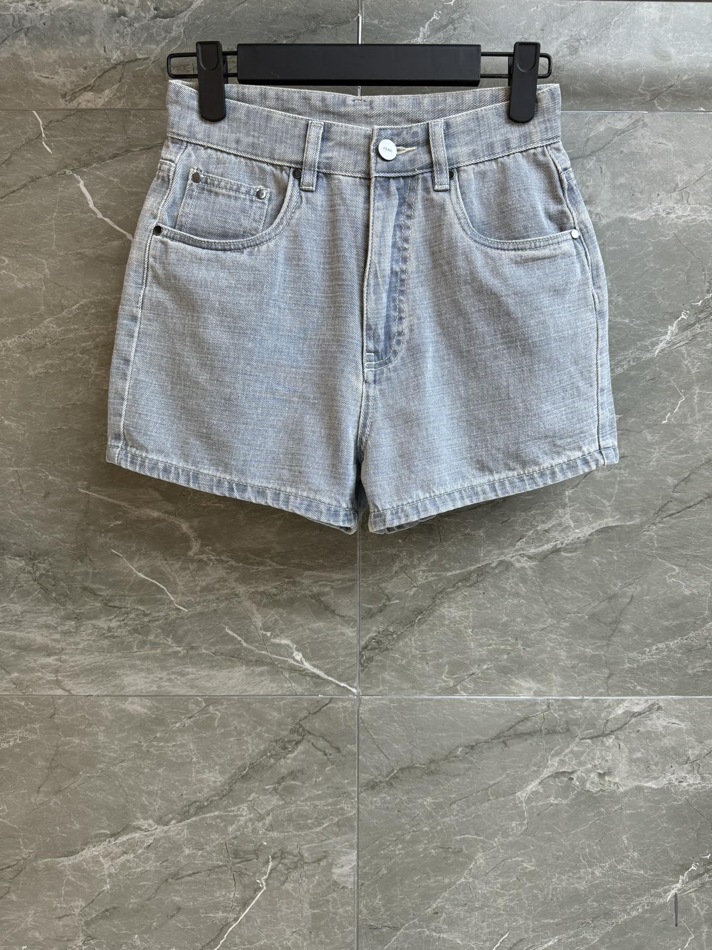 NO:425955,New summer style is available. FD light blue denim shorts. Spring and summer series. Light blue gray color combination is cool and high-end. Back pocket embossed logo pattern embellishment. Exquisite three-dimensional. Washed denim cotton fabric. Soft and comfortable. High-waist shorts. The upper body looks slim and versatile. Size SML, shorts, alexander wang.19860909夏季新款上新啦 FD浅蓝色牛仔短裤 2025春夏系列 浅蓝灰配色清冷高级 后口袋压花logo图案点缀 精致立体 水洗牛仔棉布面料 柔软舒适 高腰短裤版型 上身显瘦又百搭 尺码SML,,shorts,alexander wang,Women's clothing