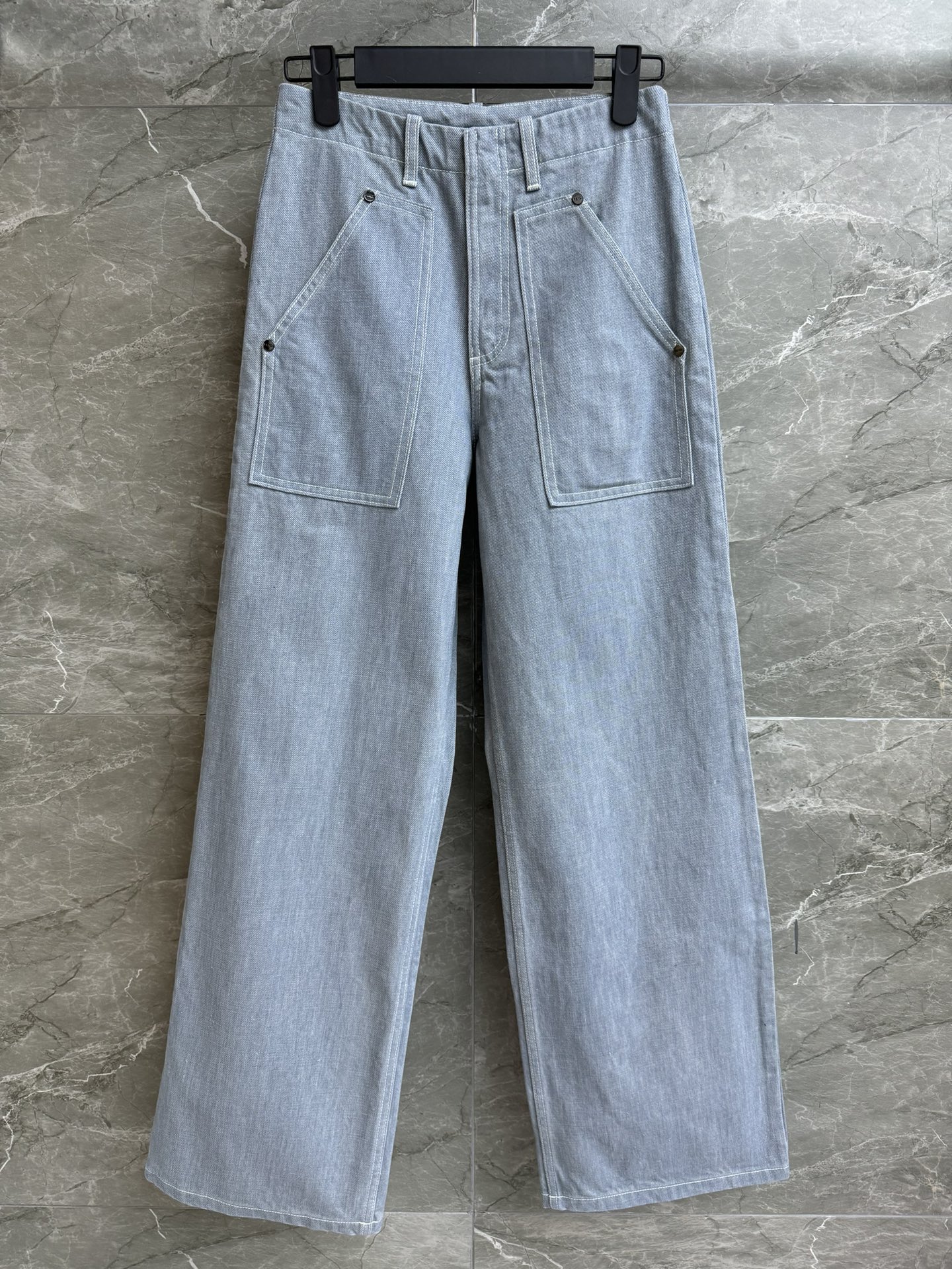 NO:420278,New summer style is available. FD light blue jeans. Spring and summer 2025 series. Large front pocket design. Embossed embossed in the back pocket. Exquisite three-dimensional. Light blue gray color combination. Cool and high-end custom-made washing denim fabric. Comfortable and crisp. High-waisted straight-leg pants style. Slim and versatile. Full trademark. Size SML, jeans, alexander wang.19860909夏季新款上新啦 FD浅蓝色牛仔裤 2025春夏系列 前面大口袋设计 后口袋logo压花点缀 精致立体 浅蓝灰配色清冷高级 定制水洗牛仔面料 舒适挺括 高腰直筒裤版型 上身显瘦又百搭 商标齐全 尺码SML,,jeans,alexander wang,Women's clothing