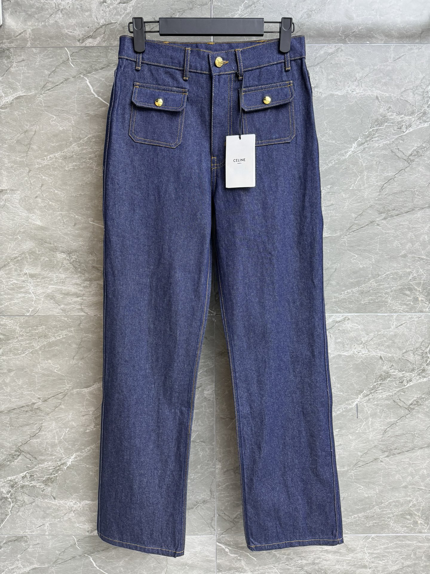 NO:430899,New summer models are shipped. CL low-waist straight-leg jeans. Spring and summer 2025 series. Double pocket decoration embellishment. Bright line edge design. Retro high-end custom native denim fabric. Comfortable and stylish. Low-waist straight-leg jeans. Slim and versatile. Full trademark. Size SML, jeans, alexander wang.19860909夏季新款出货啦 CL低腰直筒牛仔裤 2025春夏系列 双口袋装饰点缀 明线走边设计 复古高级 定制原生牛仔面料 舒适有型 低腰直筒裤版型 上身显瘦又百搭 商标齐全 尺码SML,,jeans,alexander wang,Women's clothing