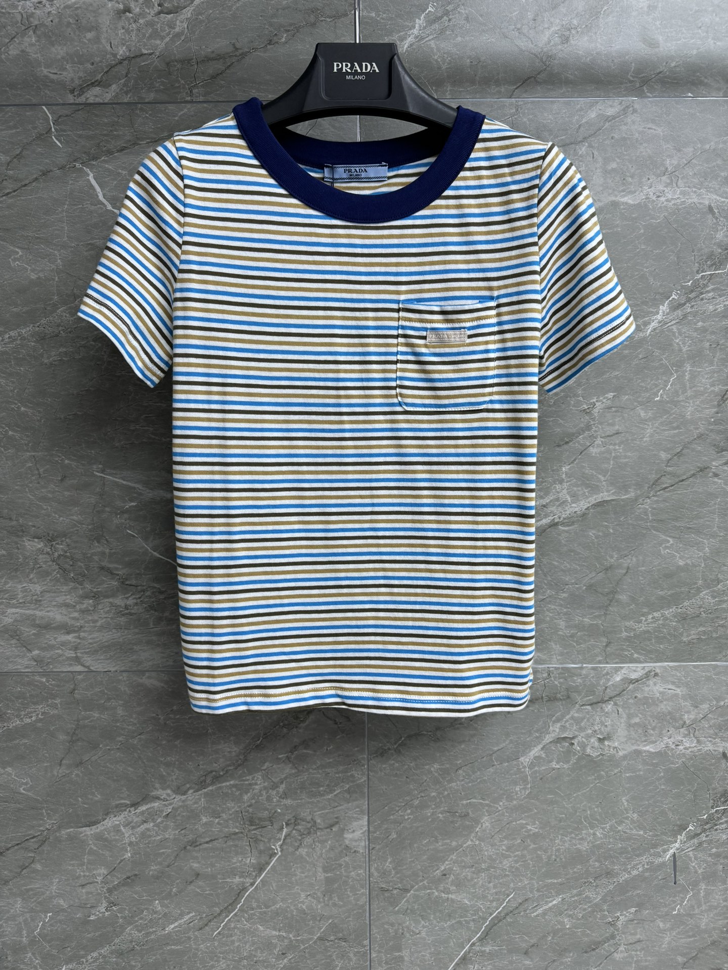 NO:420297,New summer style is available. P home color striped T-shirt 2025 spring and summer series. Round neckline contrasting collar. Pocket logo logo decoration. Color striped color matching. Fashionable age-reducing. Imported pure cotton fabric. Comfortable and breathable. Normal style. Slim and versatile. Full trademark. Size SML,,tees, t-shirt,alexander wang.19860909夏季新款上新啦 P家彩色条纹T恤 2025春夏系列 圆领撞色领口 口袋logo徽标装饰 彩色条纹配色时髦减龄 进口纯棉面料 舒适透气 正常版型 上身显瘦又百搭 商标齐全 尺码SML,,tees，t-shirt,alexander wang,Women's clothing