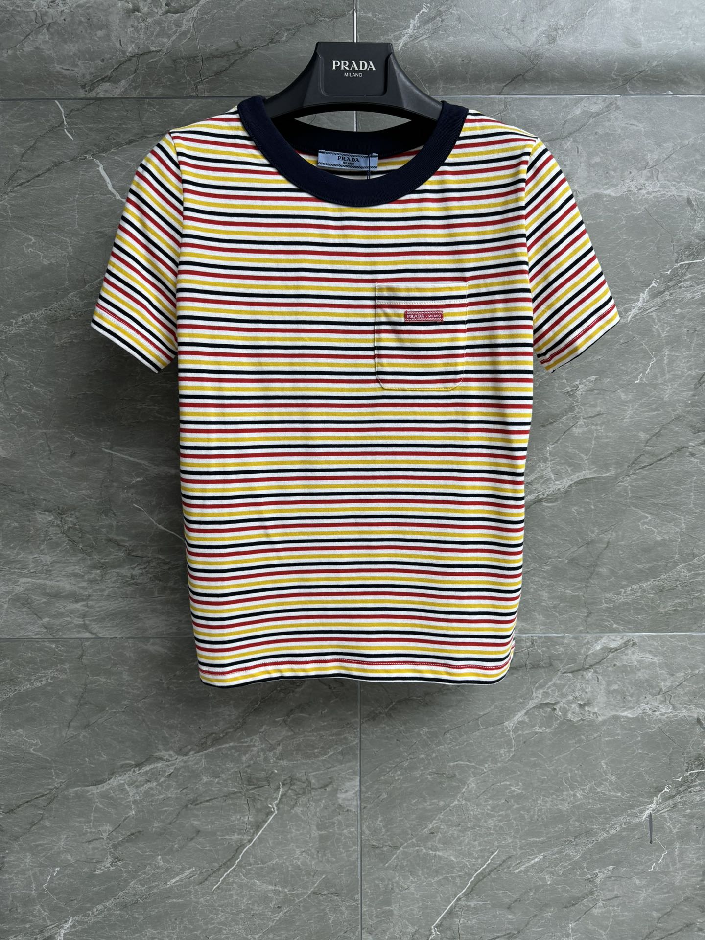 NO:420322,New summer style is available. P home color striped T-shirt 2025 spring and summer series. Round neckline contrasting collar. Pocket logo logo decoration. Color striped color matching. Fashionable age-reducing. Imported pure cotton fabric. Comfortable and breathable. Normal style. Slim and versatile. Full trademark. Size SML,,tees, t-shirt,alexander wang.19860909夏季新款上新啦 P家彩色条纹T恤 2025春夏系列 圆领撞色领口 口袋logo徽标装饰 彩色条纹配色时髦减龄 进口纯棉面料 舒适透气 正常版型 上身显瘦又百搭 商标齐全 尺码SML,,tees，t-shirt,alexander wang,Women's clothing