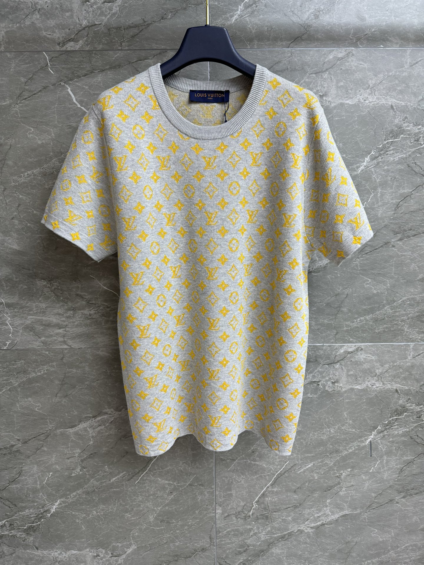 NO:422349,New models for early autumn are shipped. L Jiaman logo jacquard short sleeves. 2025 early autumn series. Round neck ribbed neckline. Full-printed letter logo jacquard pattern. Fashionable and high-end color matching. Custom knitted fabric. Soft and comfortable. Loose style. Slim and temperament on the upper body. Full trademark. Size SML,,louis vuitton, T-shirt,alexander wang.19860909早秋新款出货啦 L家满logo提花短袖 2025早秋系列 圆领罗纹领口 满印字母logo提花图案 配色时髦高级 定制针织面料 柔软舒适 宽松版型 上身显瘦又气质 商标齐全 尺码SML,,louis vuitton,T-shirt,alexander wang,Women's clothing